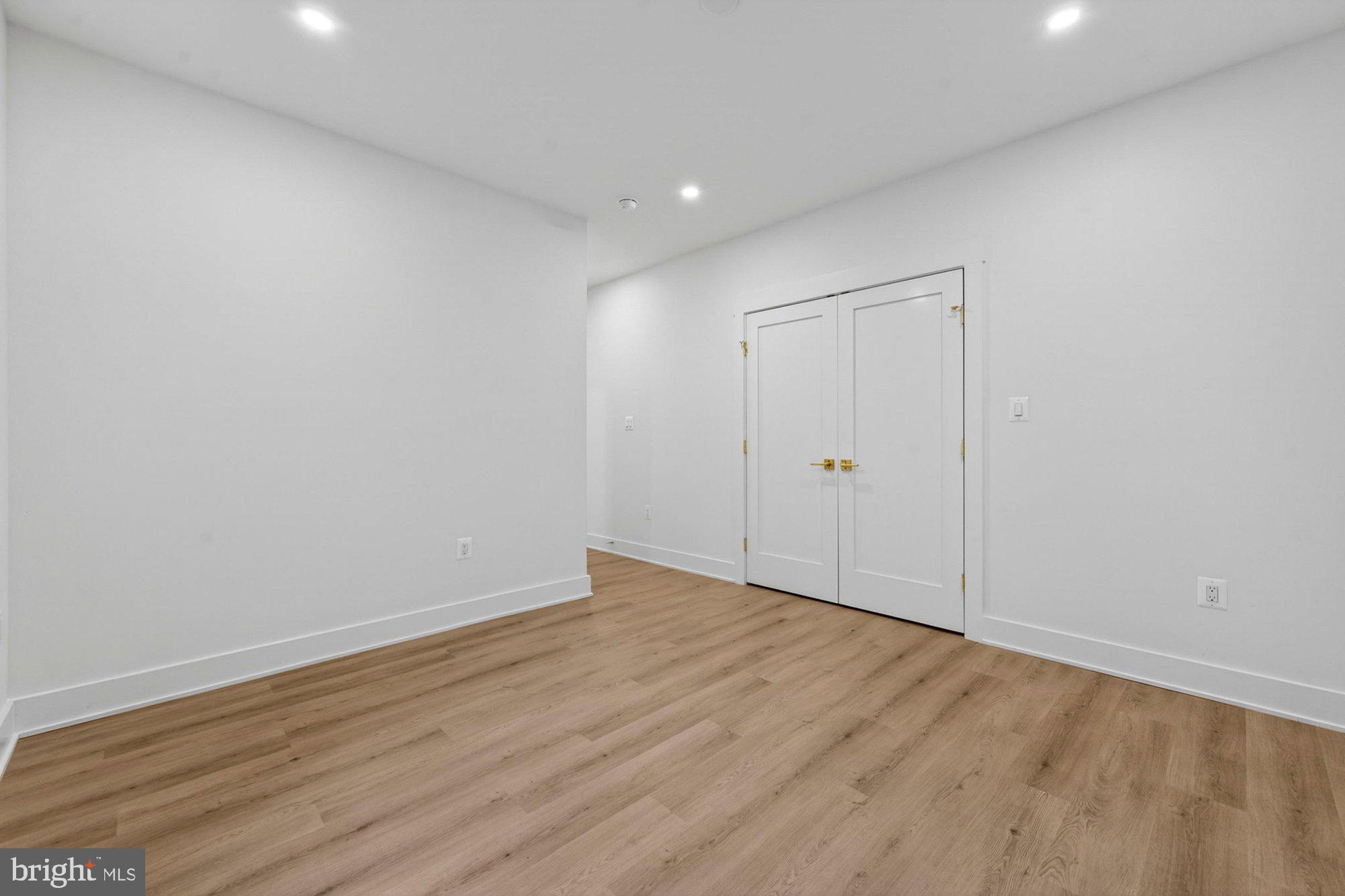 VIENNA WOODS - Residential