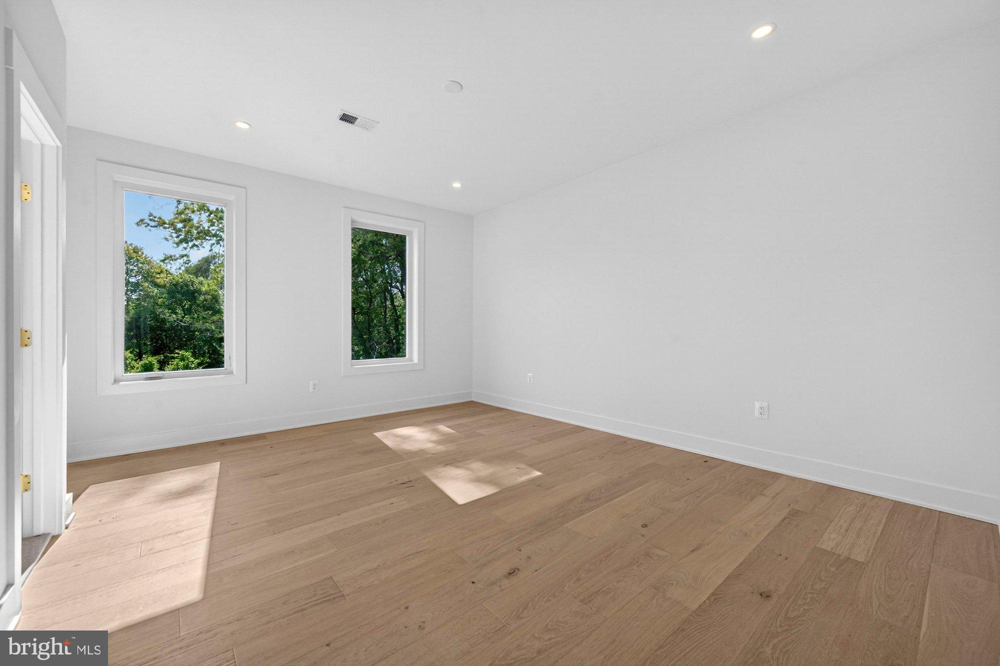 VIENNA WOODS - Residential