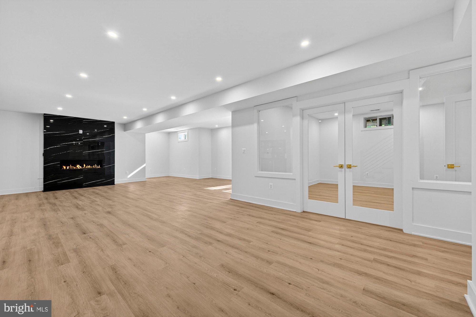 VIENNA WOODS - Residential