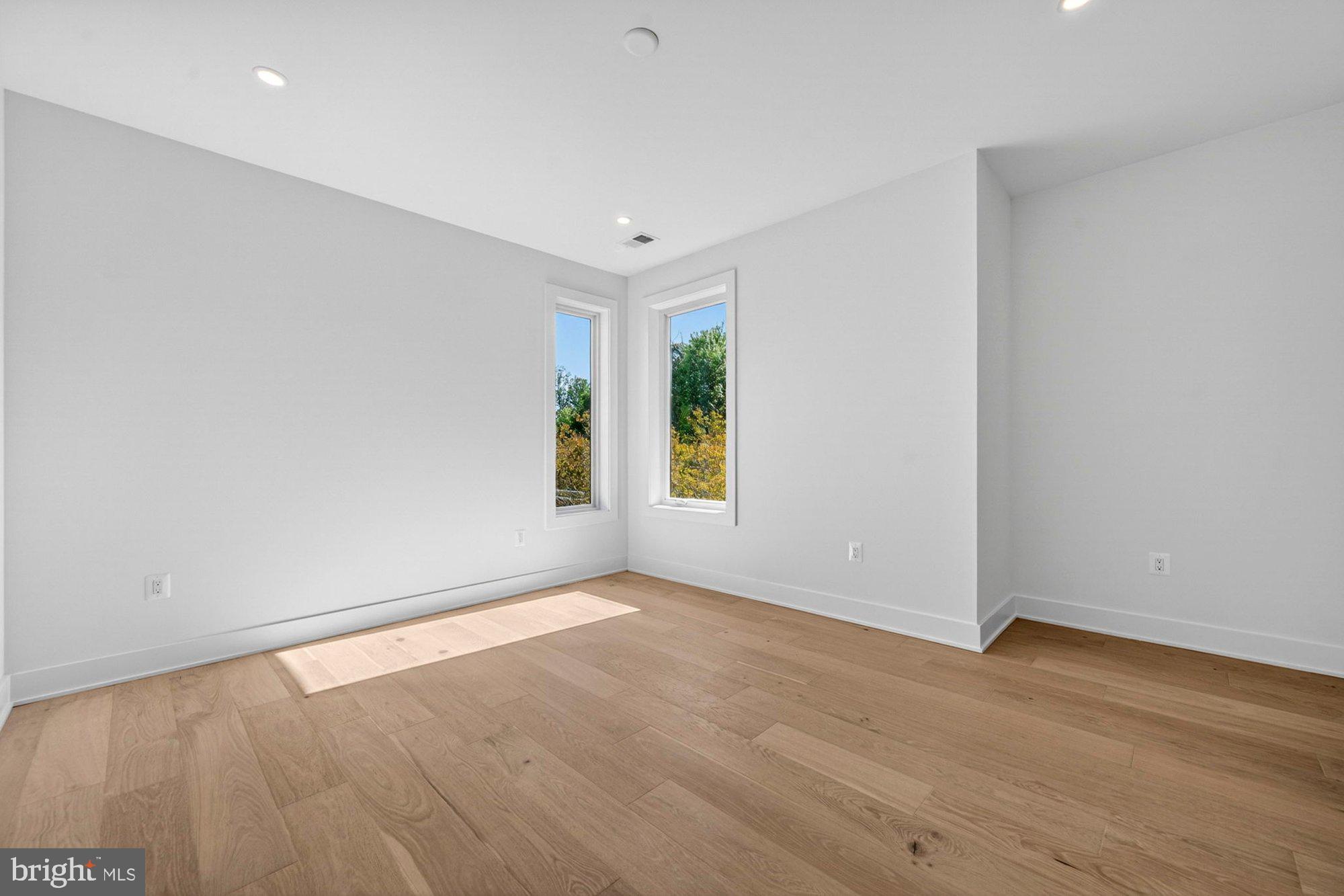 VIENNA WOODS - Residential