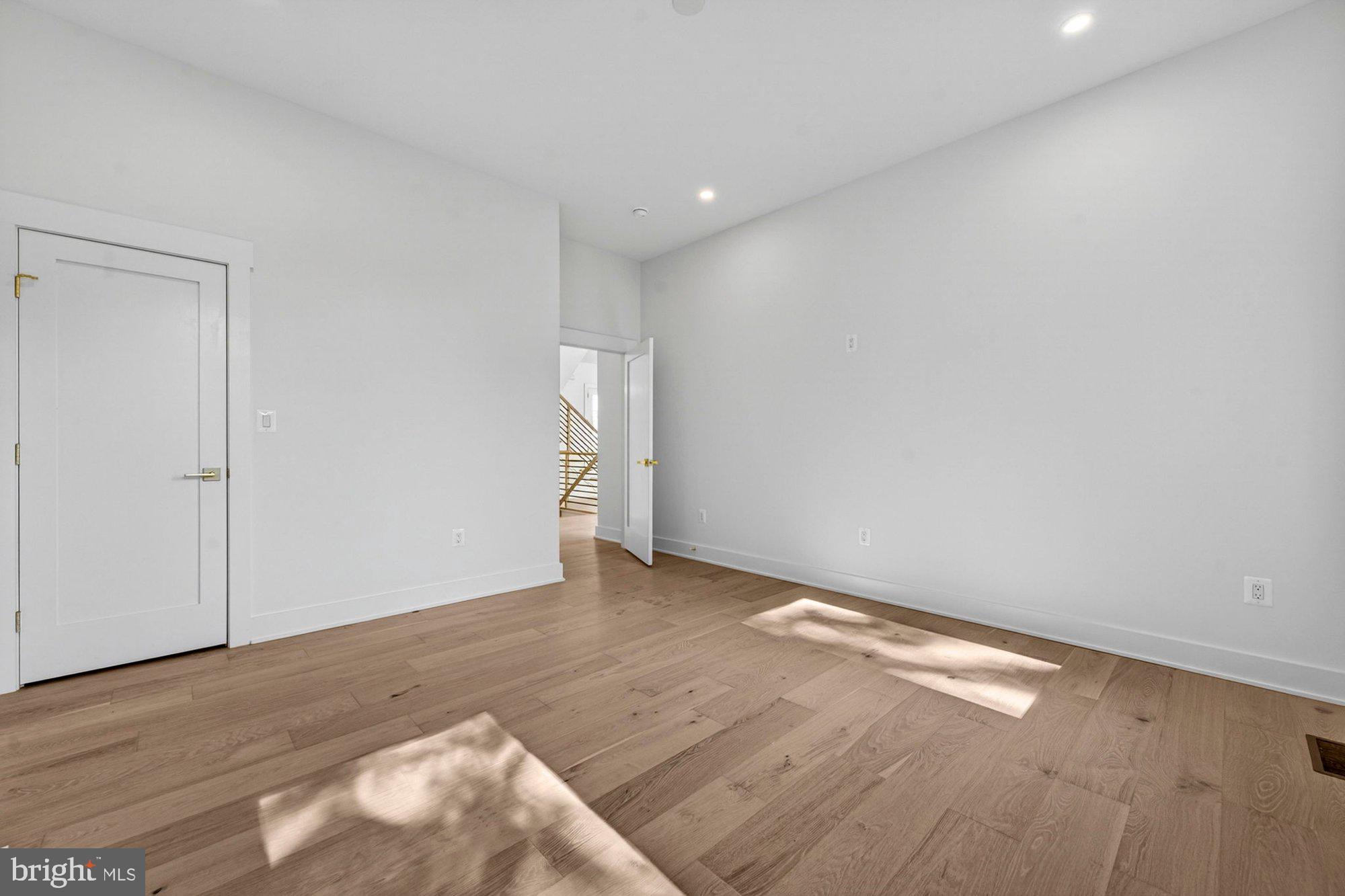 VIENNA WOODS - Residential