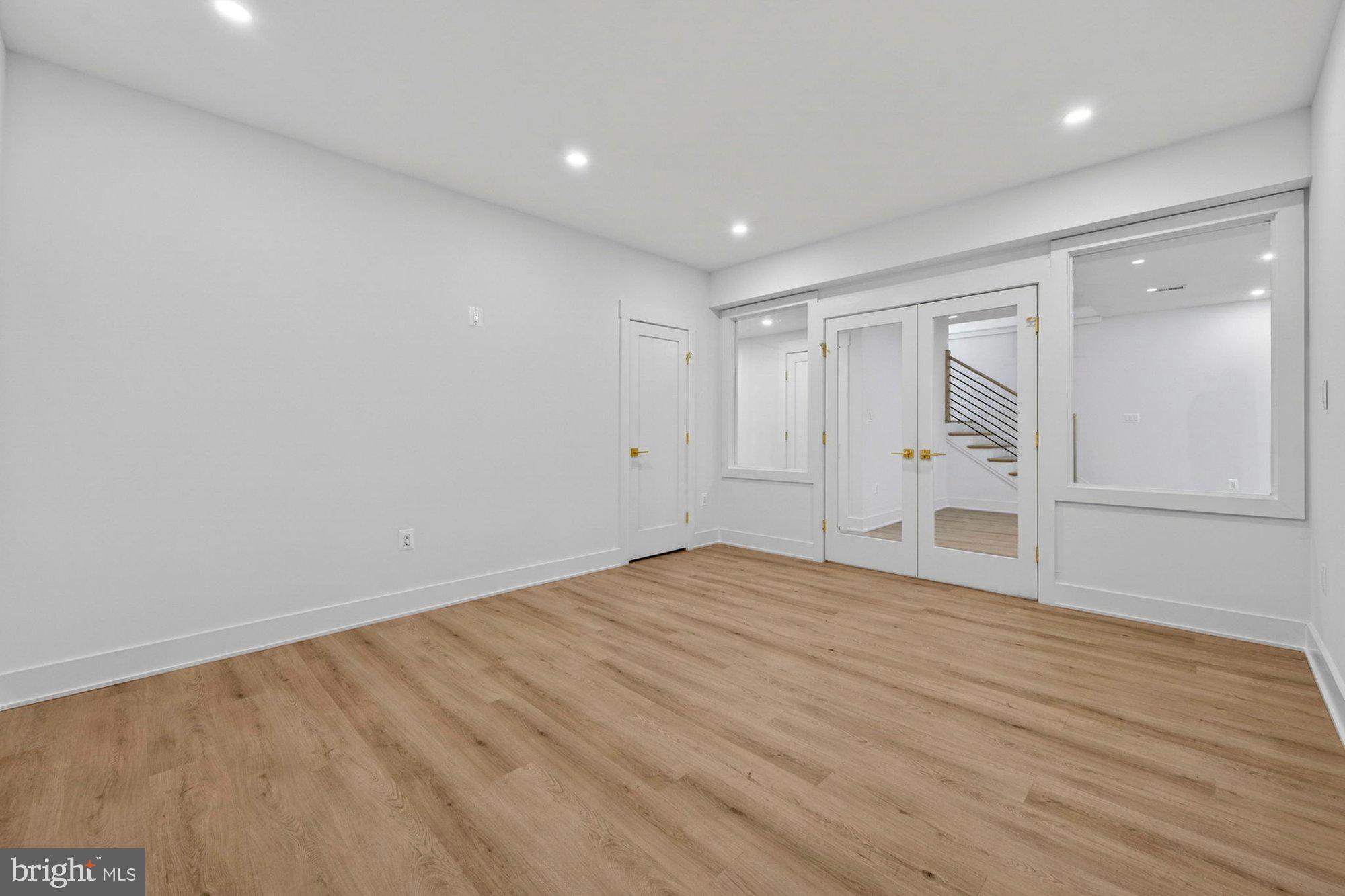 VIENNA WOODS - Residential