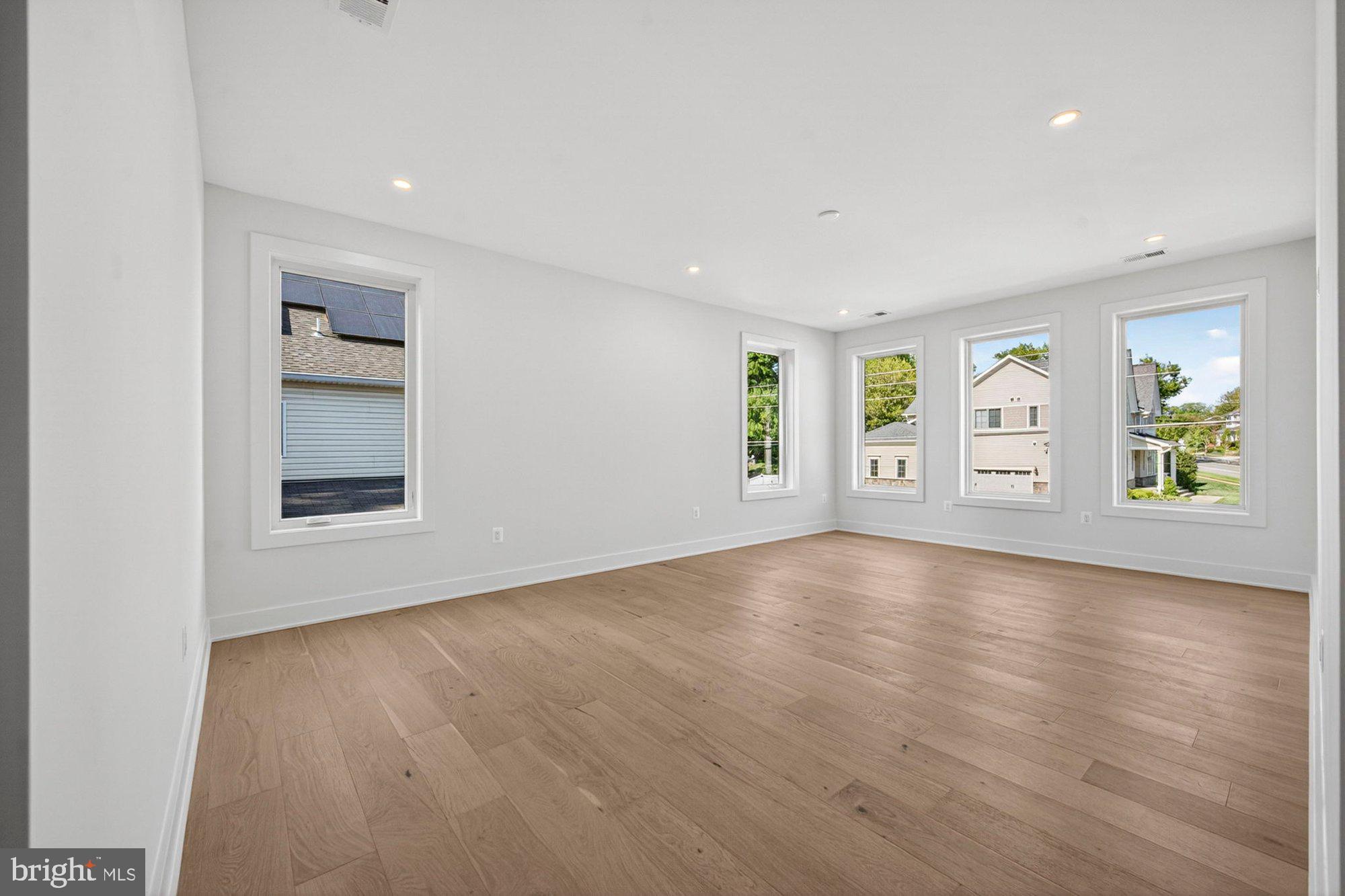 VIENNA WOODS - Residential