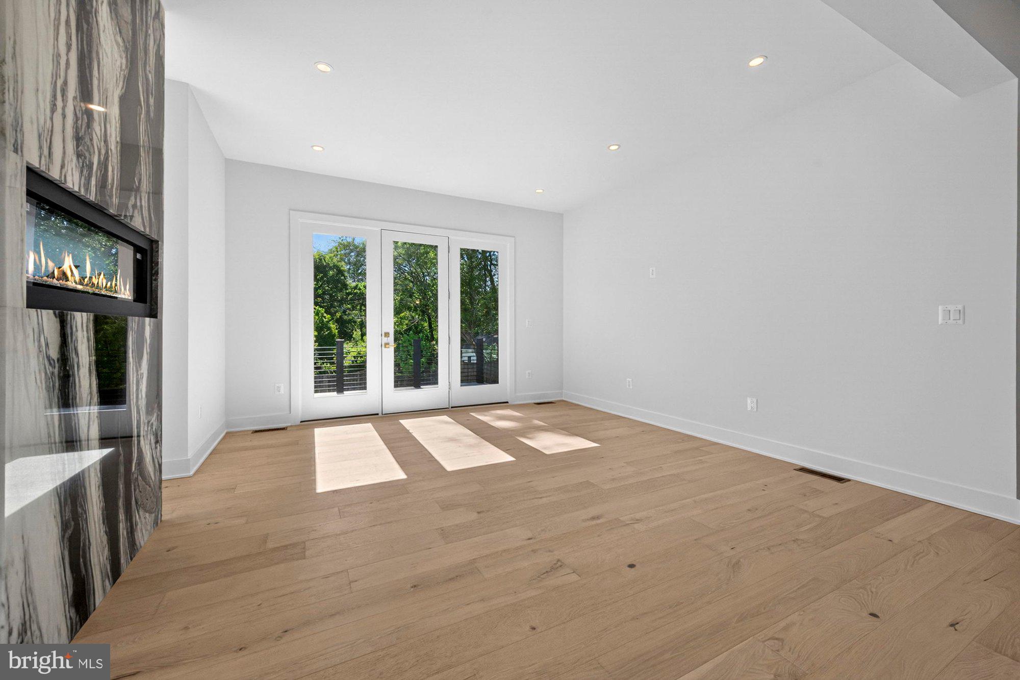 VIENNA WOODS - Residential