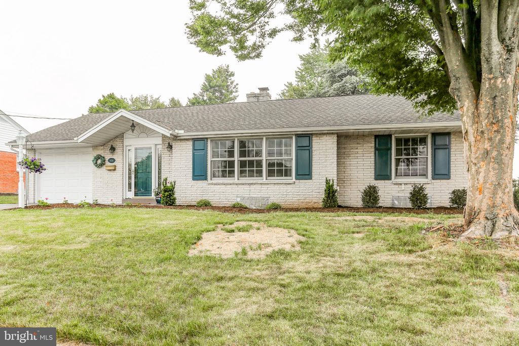 Photo of 620 E HUMMELSTOWN ST, ELIZABETHTOWN, PA 17022 (MLS # PALA2036400)