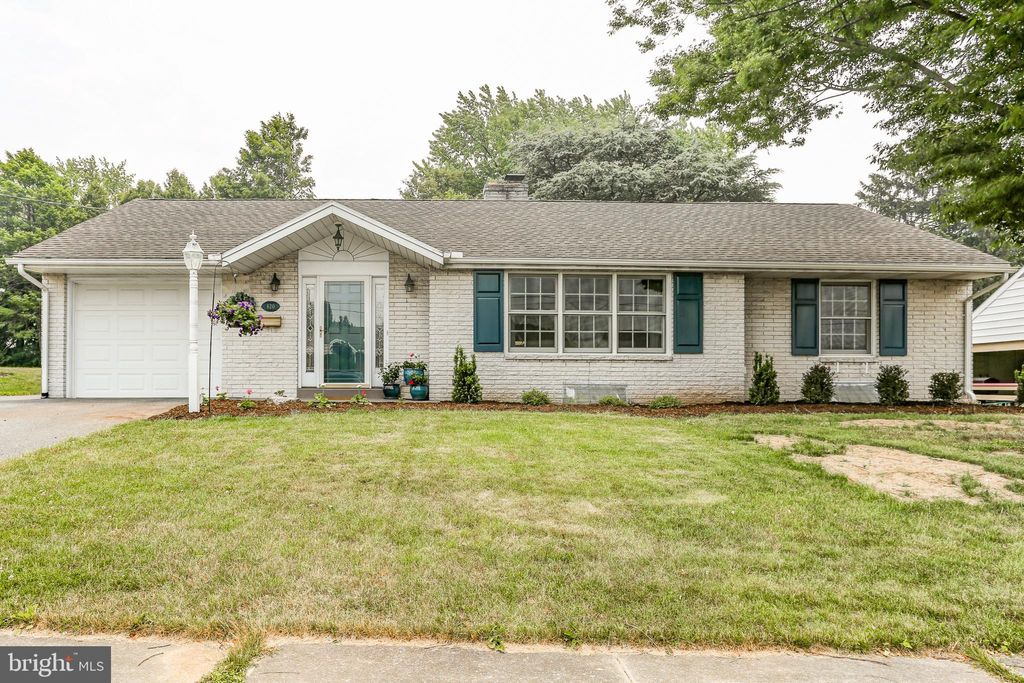 Photo of 620 E HUMMELSTOWN ST, ELIZABETHTOWN, PA 17022 (MLS # PALA2036400)