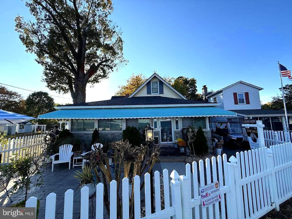 Photo of 317 Irving Avenue, COLONIAL BEACH, VA 22443 (MLS # VAWE2009992)