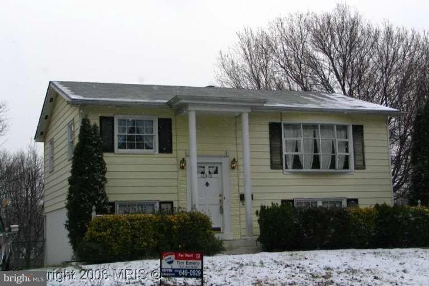 VACANT AND READY TO SHOW!! 3 BEDROOM 2 BATH SPLIT FOYER WITH LEVEL FENCED BACK YARD.HOME HAS NEWER KITCHEN APPLIANCES,UPGRADED CARPET ON LOWER LEVEL,HARDWOOD FLOORS ON UPPER LEVEL.FRESHLY PAINTED. Front  window and tile work in bathroom being repaired.