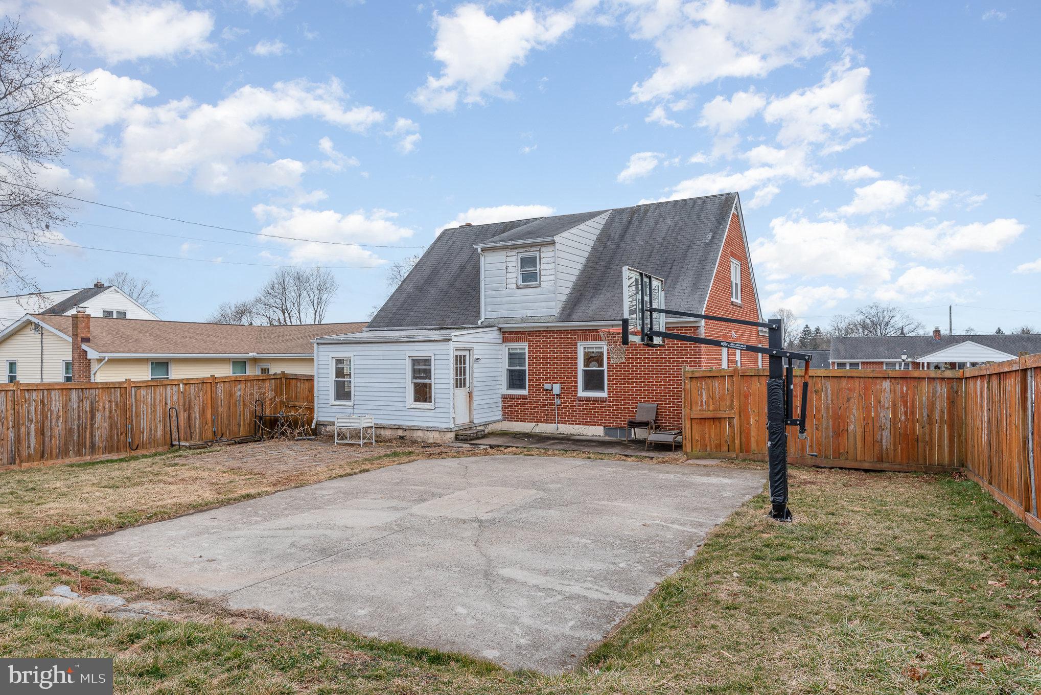 OAK HILLS - Residential Lease