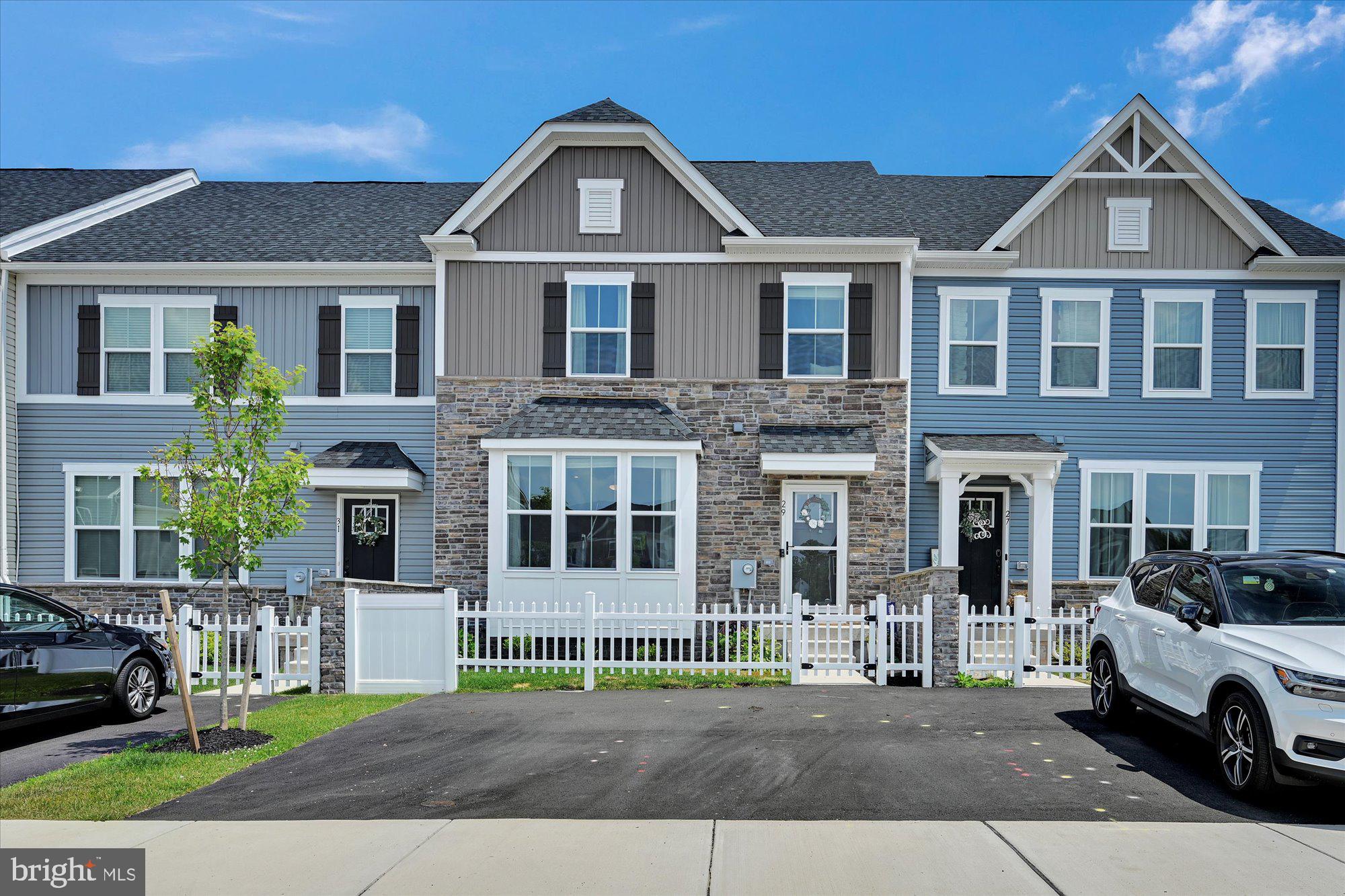 MONTGOMERY VIEW - Residential