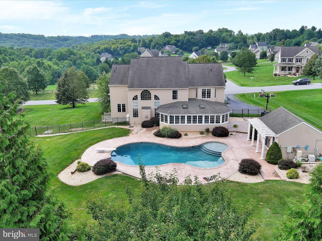 Photo of 7 FERNSLER DR, QUARRYVILLE, PA 17566 (MLS # PALA2038826)