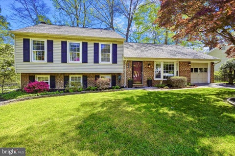 Photo of 15887 Cliffbrook Court, DUMFRIES, VA 22025 (MLS # VAPW2131078)