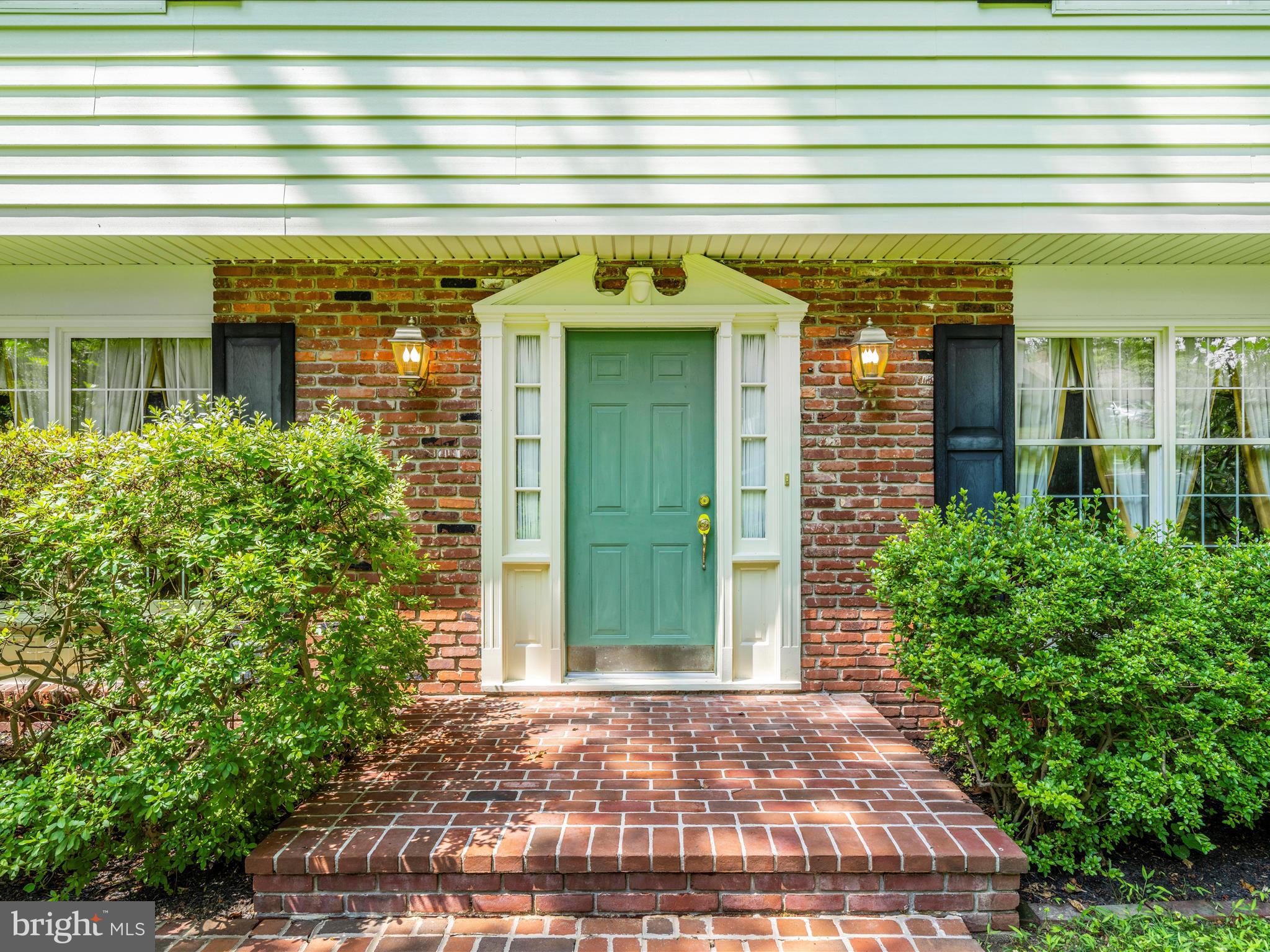 4 BURR OAK COURT