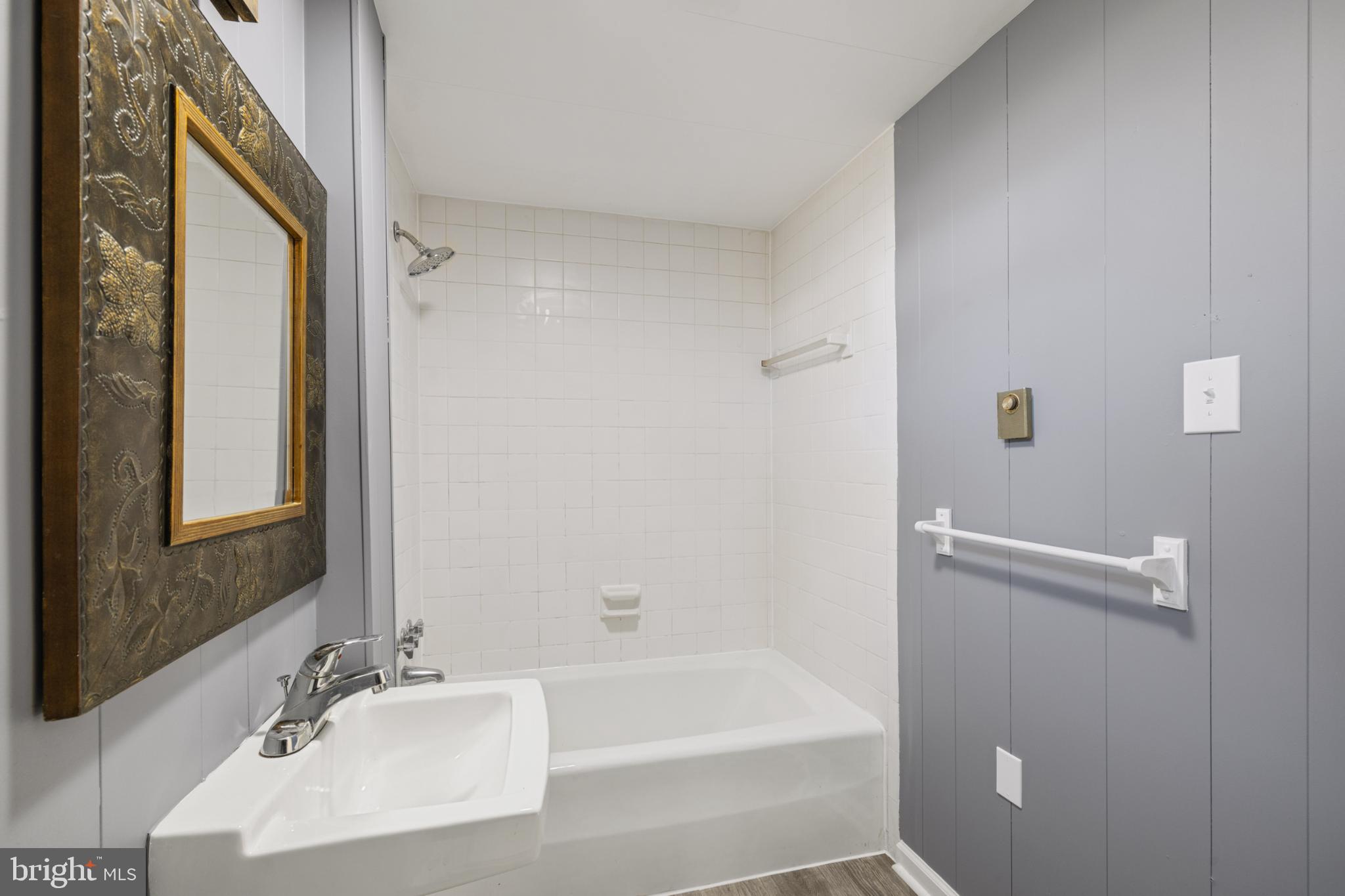 COLLEGE ESTATES - Residential