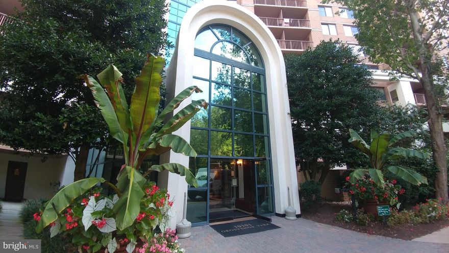 Gorgeous one bedroom at Grosvenor Metro. 24hr doorman, spa quality gym, movie room, gaming/lounge room. Large outdoor space with 4 BBQ's just off of the pool. Amazing location and Value!