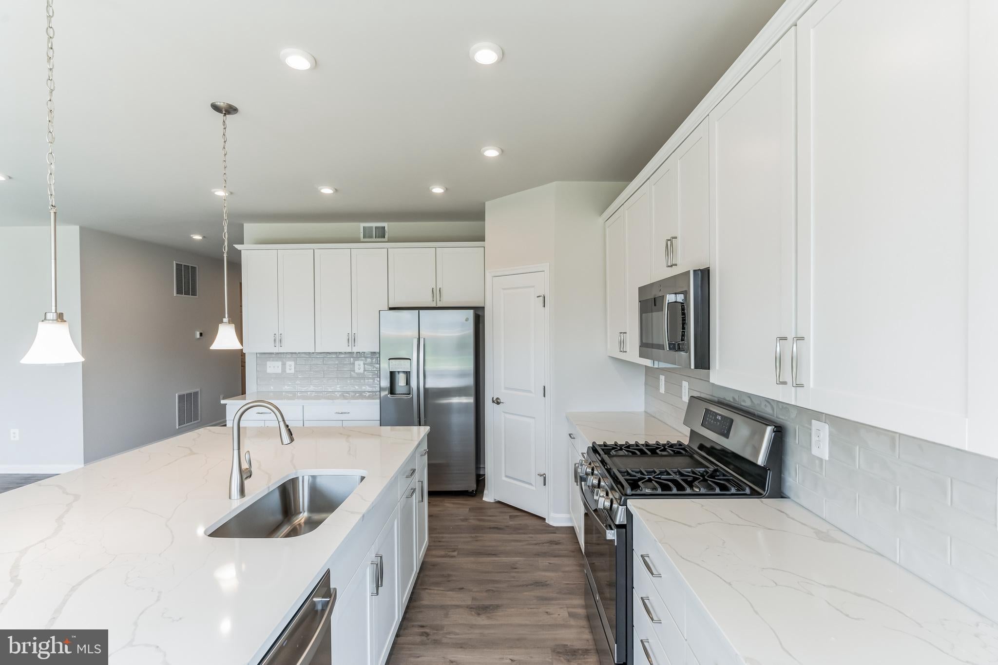 13 GOLDEN RAINTREE COURT