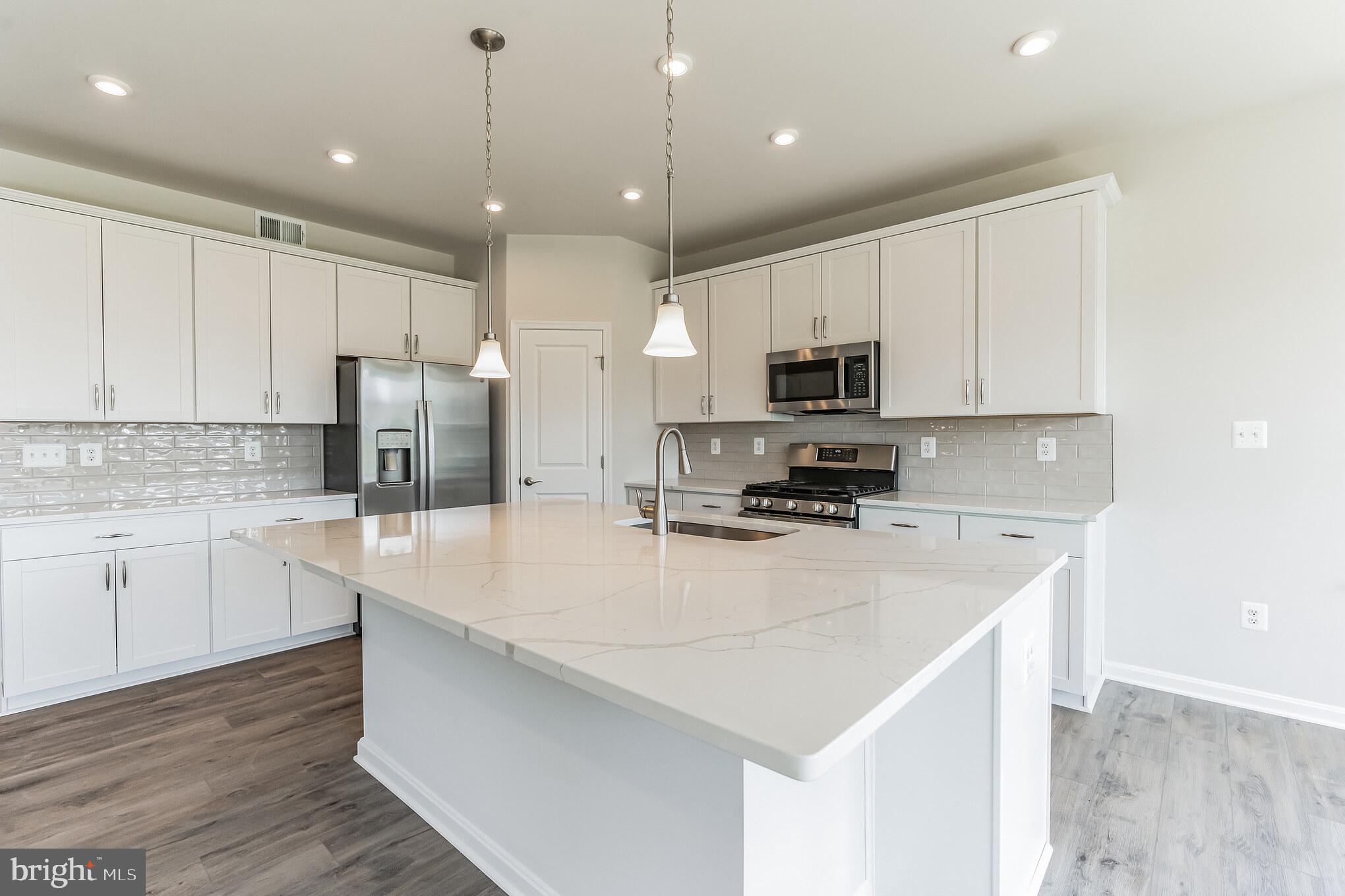 13 GOLDEN RAINTREE COURT