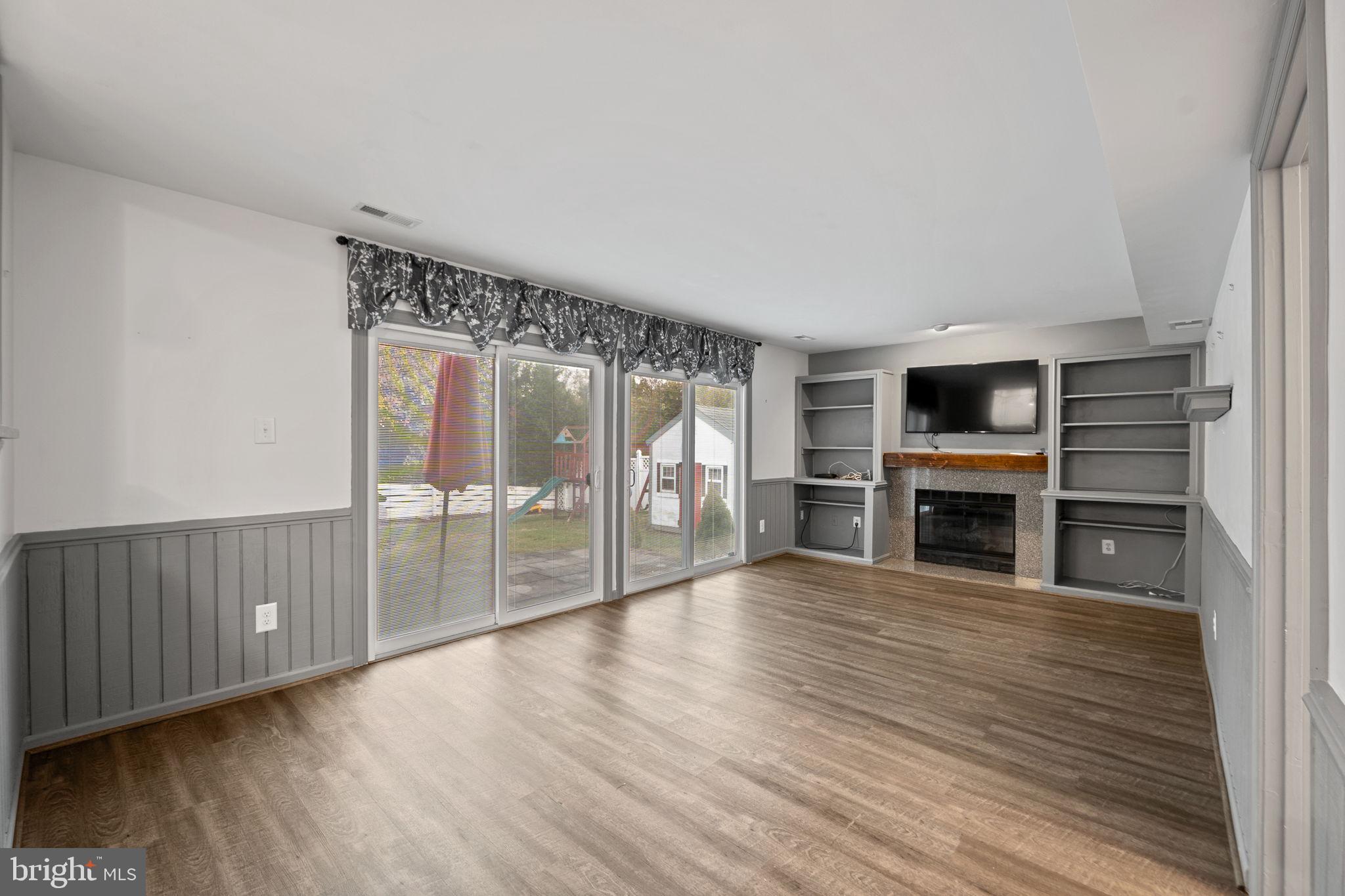 COUNTRY CLUB MANOR - Residential Lease