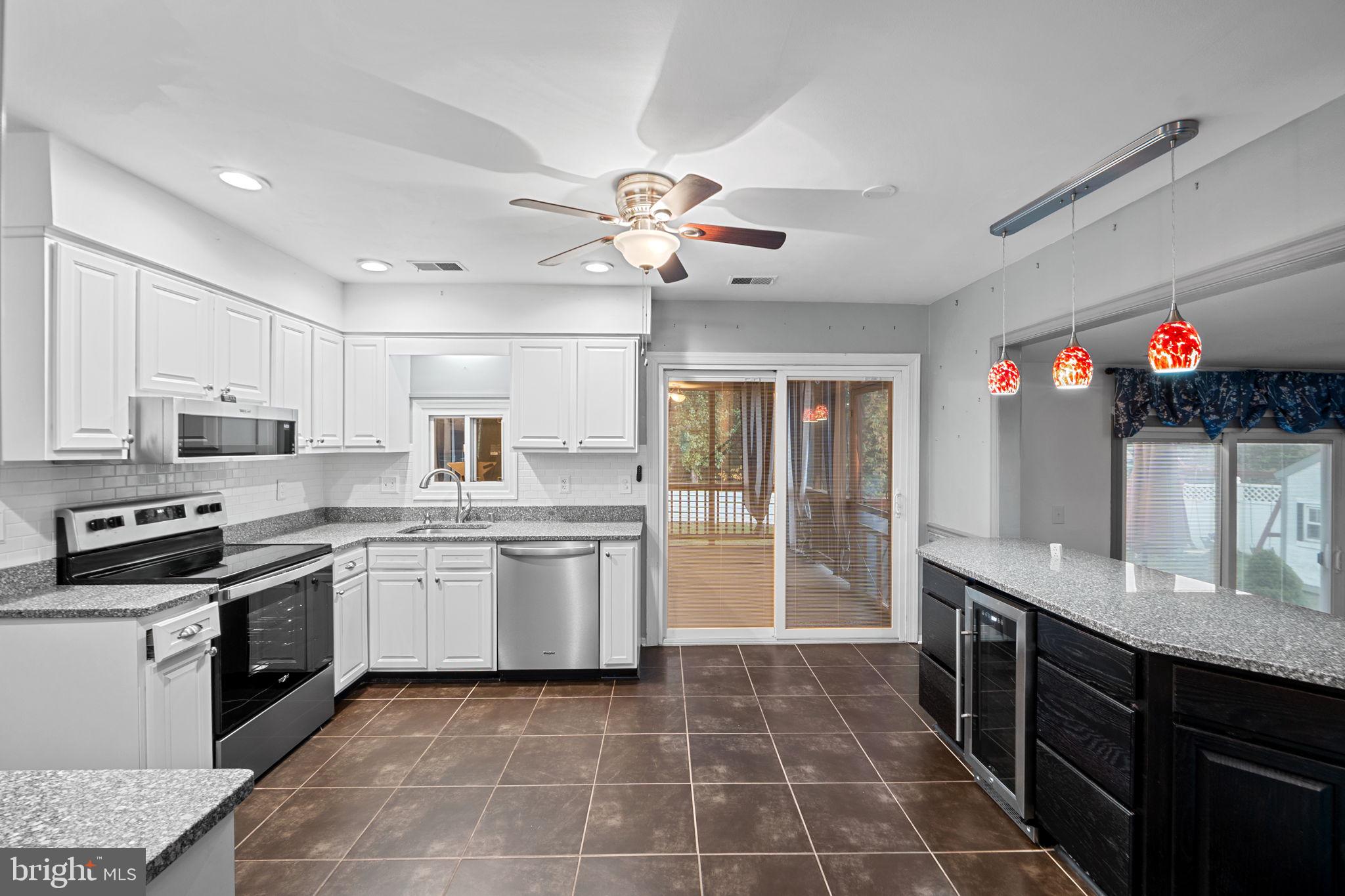 COUNTRY CLUB MANOR - Residential Lease