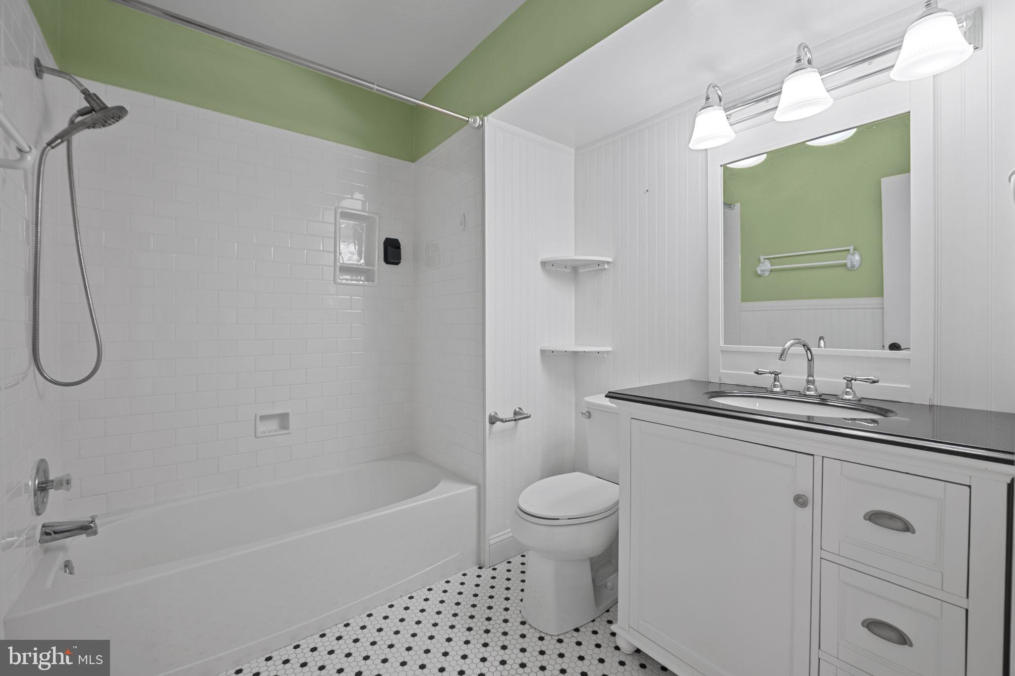 COUNTRY CLUB MANOR - Residential Lease