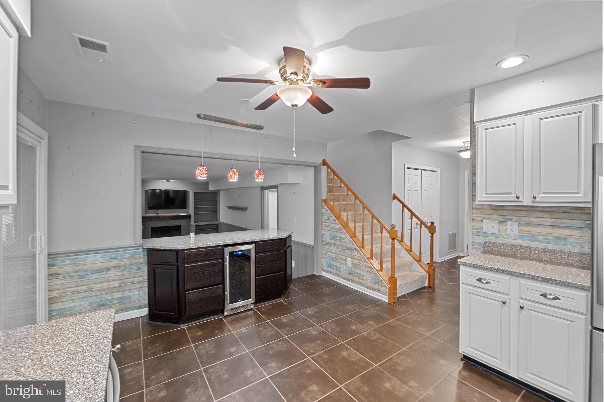 COUNTRY CLUB MANOR - Residential Lease