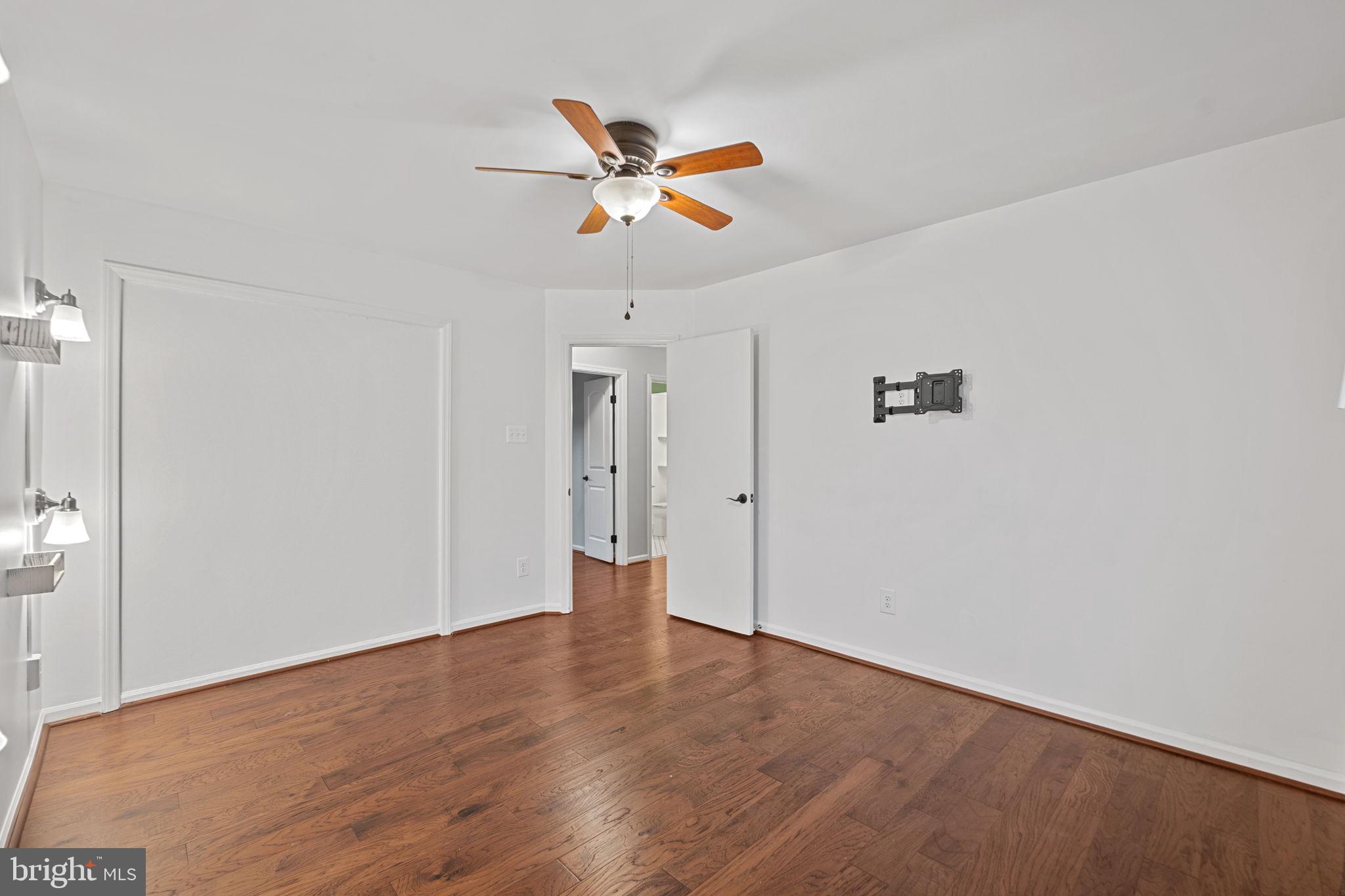 COUNTRY CLUB MANOR - Residential Lease