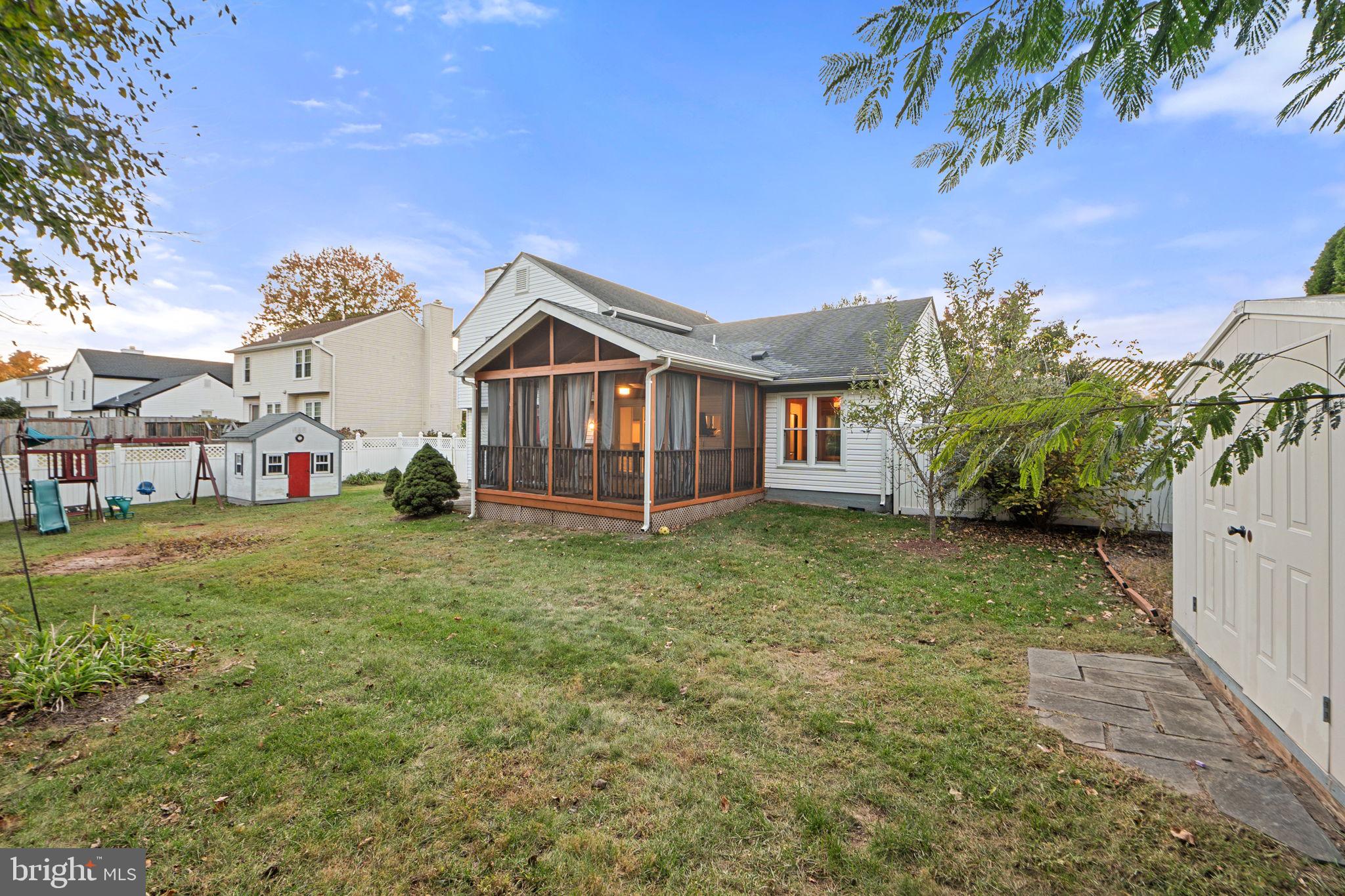 COUNTRY CLUB MANOR - Residential Lease