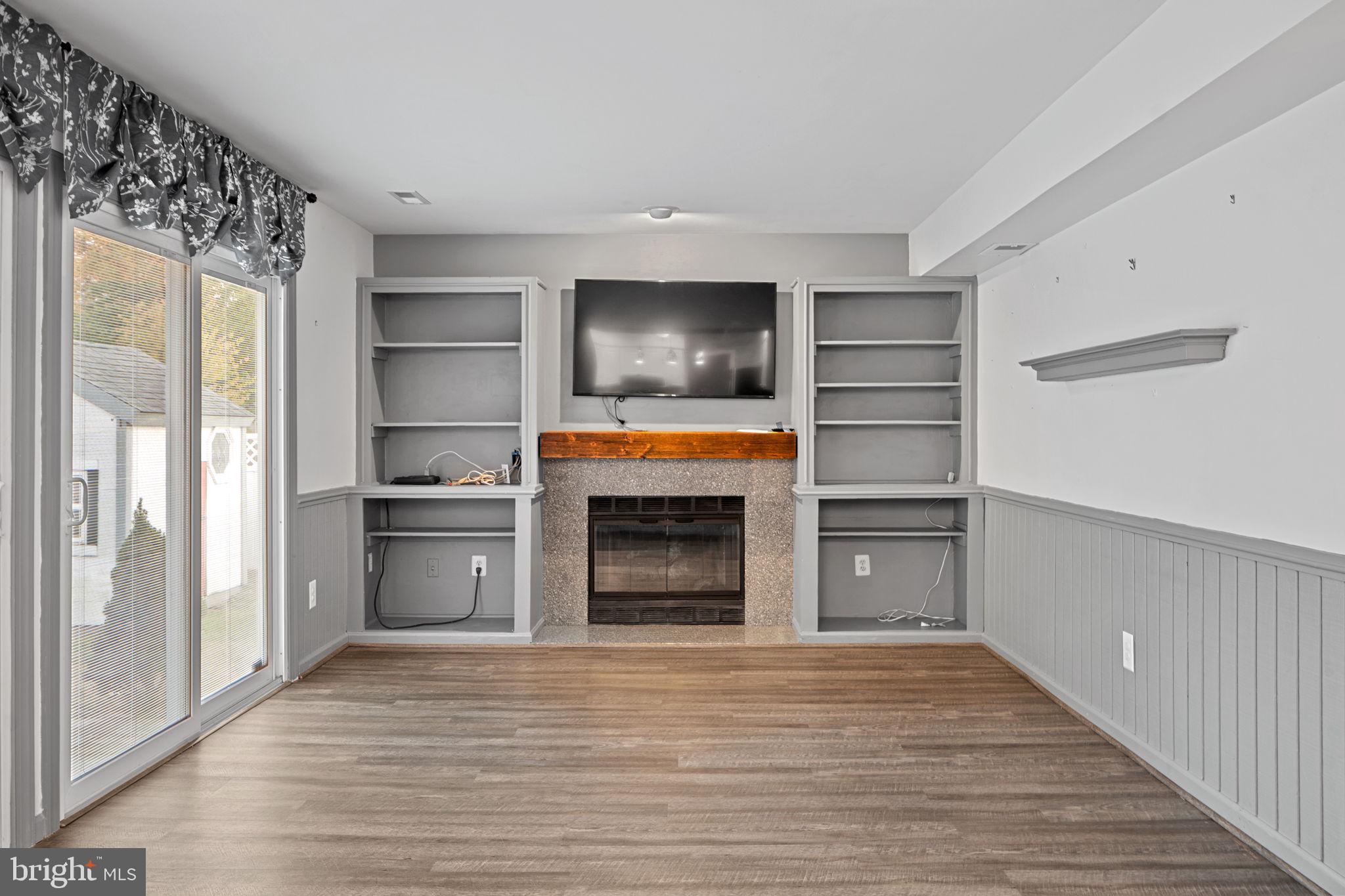 COUNTRY CLUB MANOR - Residential Lease