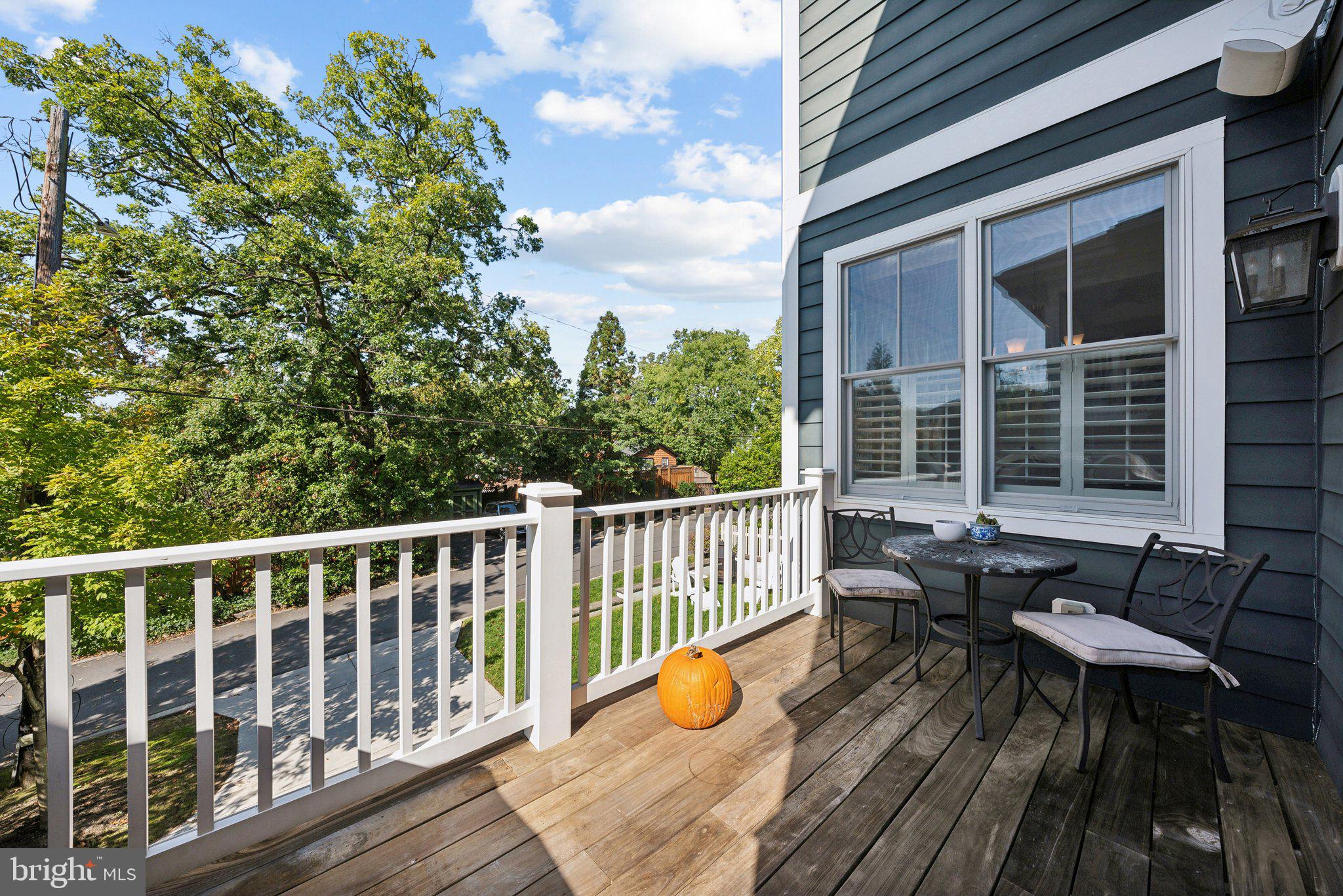 LYON VILLAGE - Residential