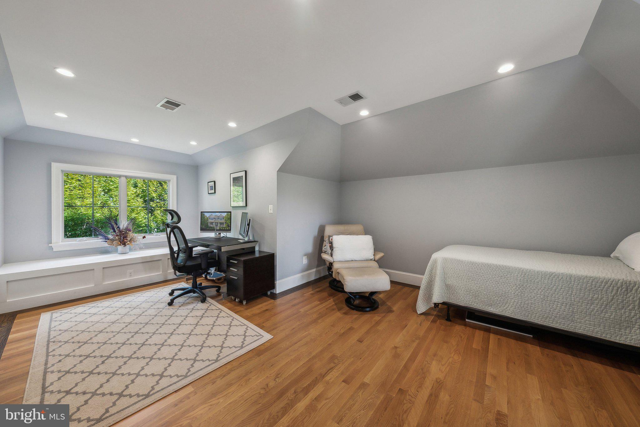 LYON VILLAGE - Residential