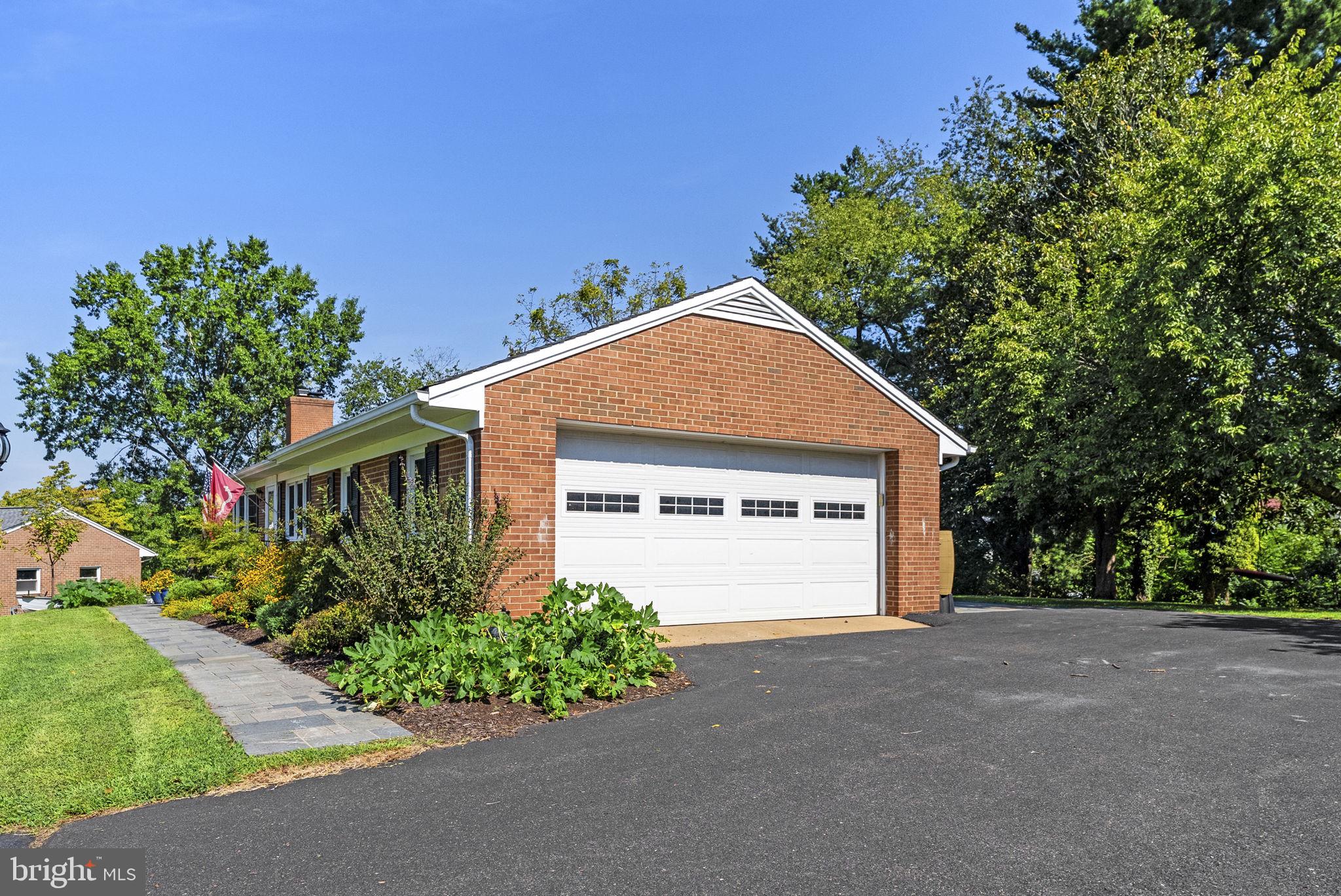 1121 OAKLAWN DRIVE