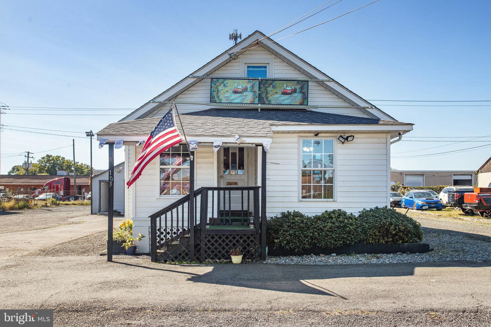 Main image without alt text