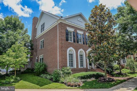 Photo of 1401 Buena Vista Avenue, MCLEAN, VA 22101 (MLS # VAFX2297552)