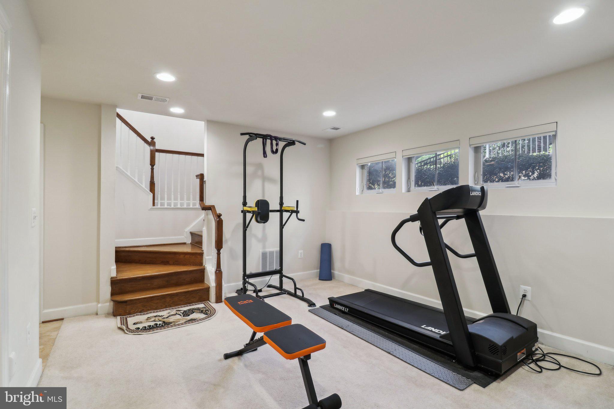 SHIRLINGTON CREST - Residential