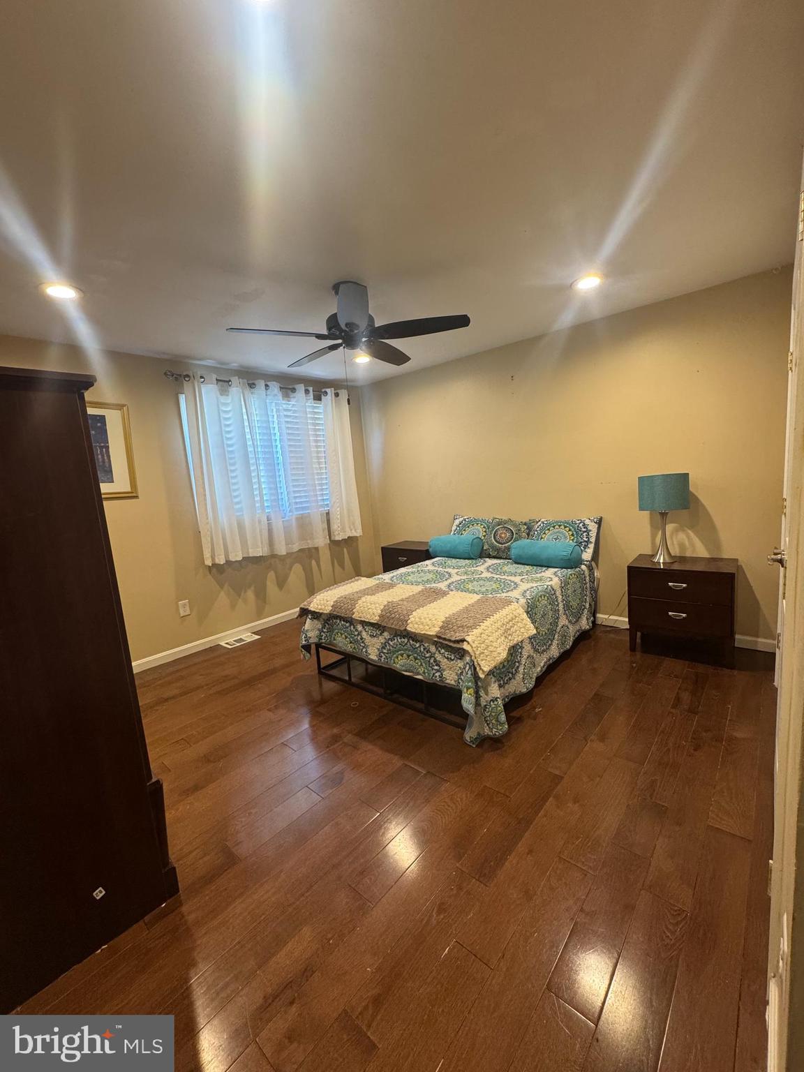 1071 KINGS ROAD