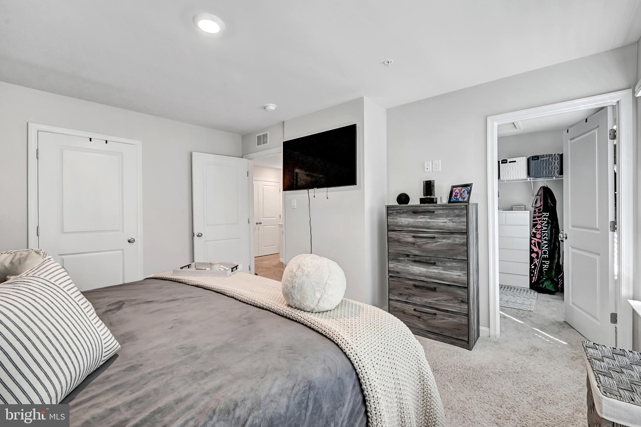 LOCUST RUN - Residential