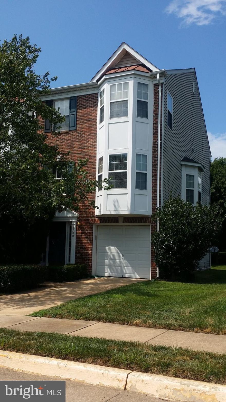 Check out this 3 level 1 car garage end unit town home! You do not want to miss the opportunity to live in this home w/gleaming hardwoods, a cozy gas fireplace, exquisite crown & chair rail molding, built in shelving, an eat in kitchen w/cooktop on island, & a master bath w/a jacuzzi tub & separate shower! Not only all of that but also so conveniently located near 395,123, shops, & more!