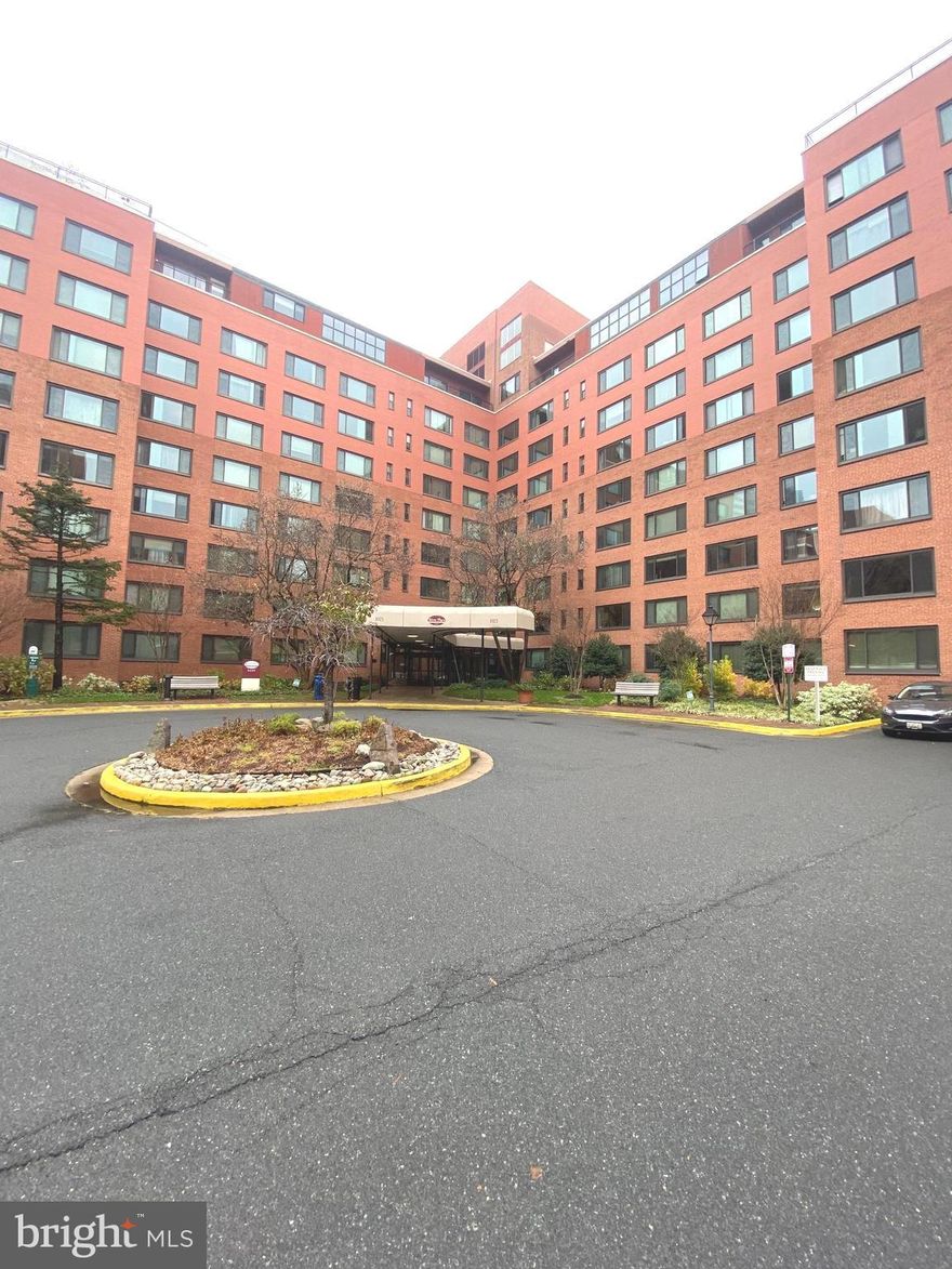 Utilities are included  in the rent. Beautiful studio in a very attractive area, within walking distance to metro, Rosslyn, and key bridge.  Carpeted living/dining / bedroom with mostly new appliances and a full bathroom, and large storage/closet. 
secured complex, fully fenced, front desk service and Elevator. Tenant will enjoy the large outdoor pool, convenience store, large fitness center, salon, and drycleaners.