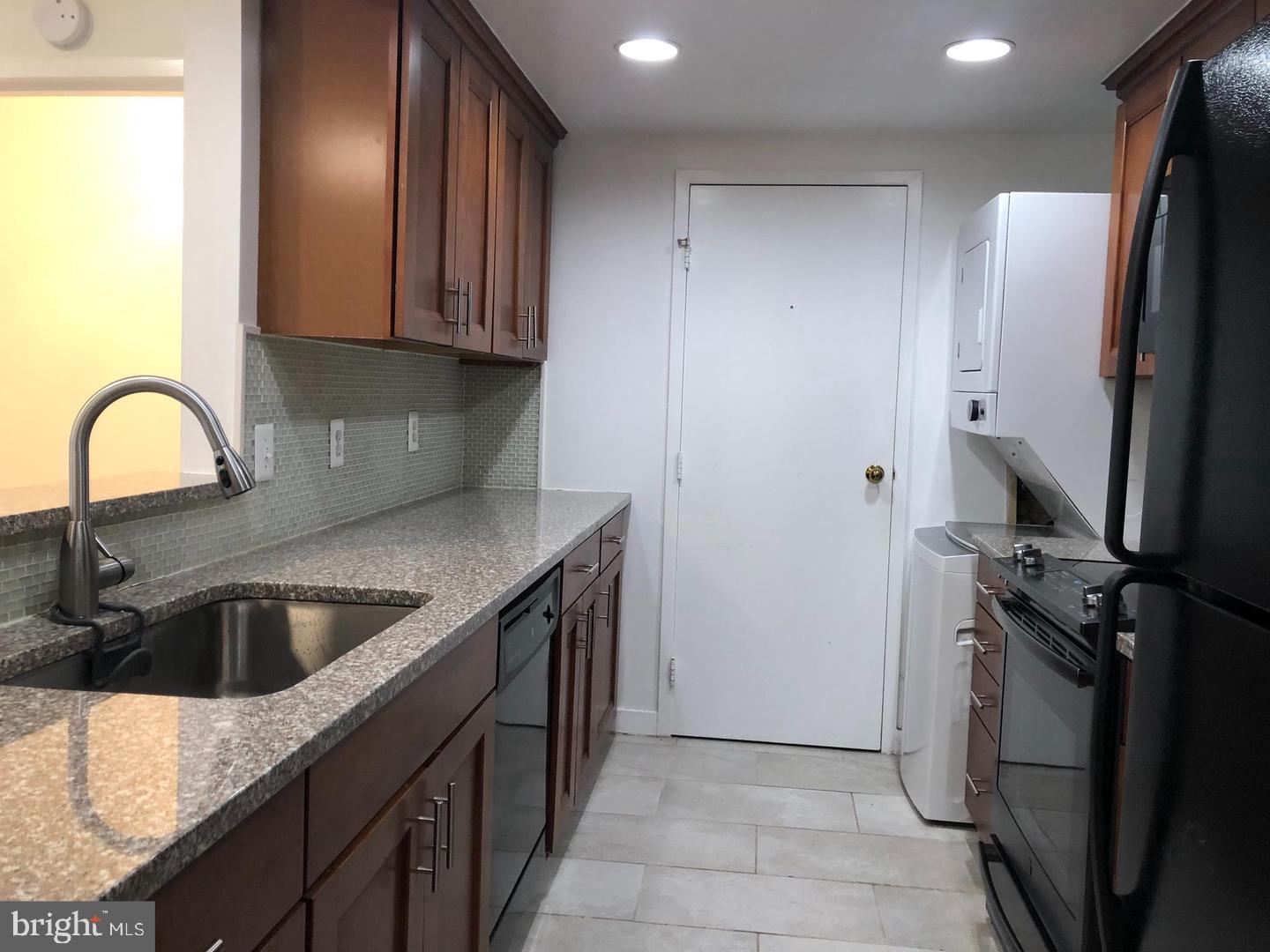 ROSSLYN - Residential Lease