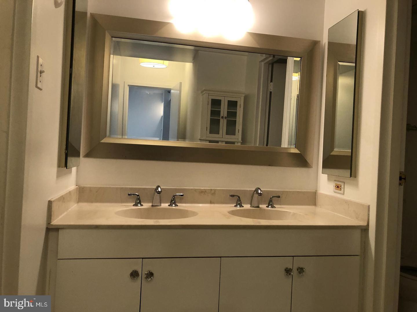 ROSSLYN - Residential Lease