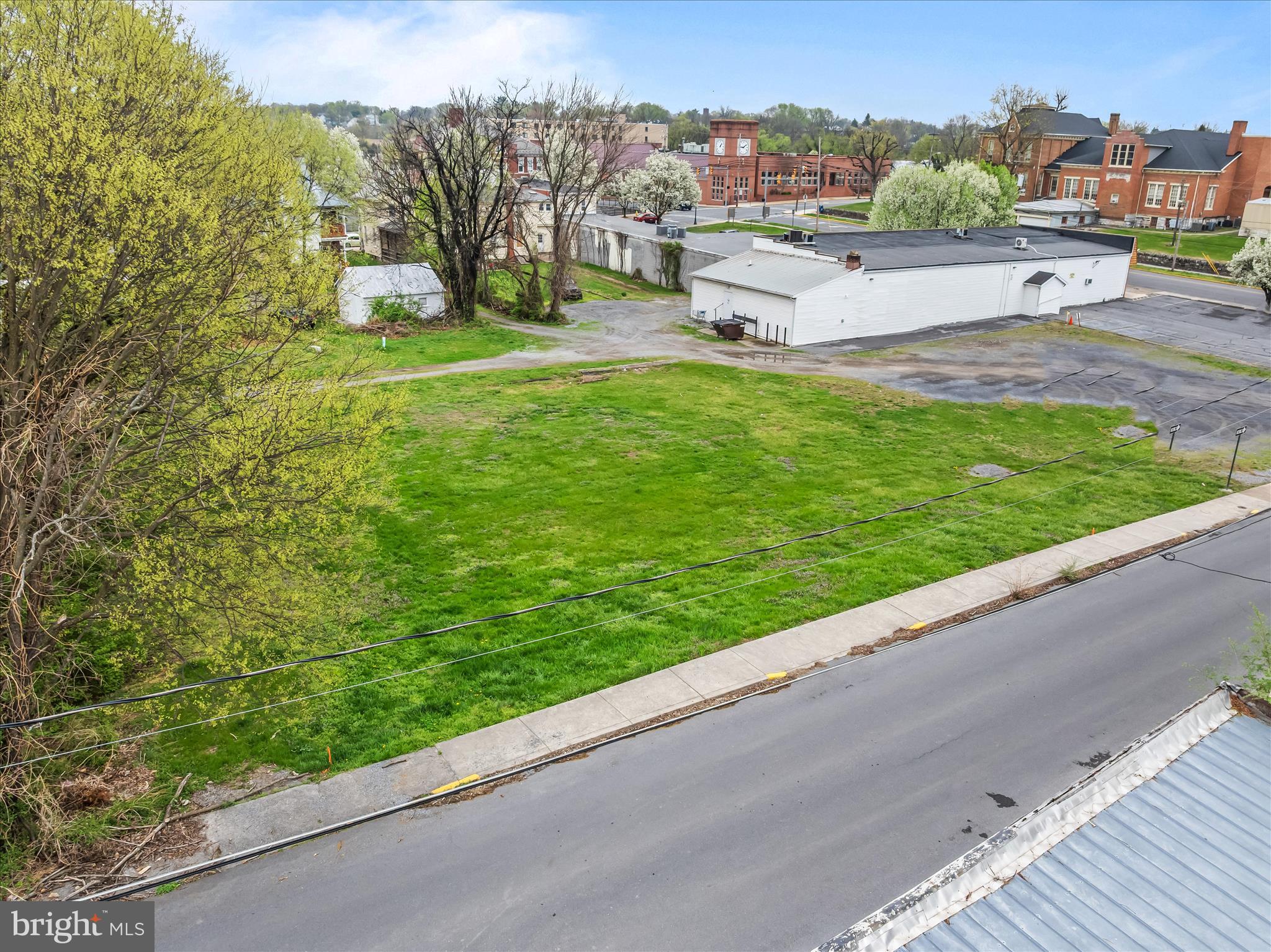 Main image without alt text