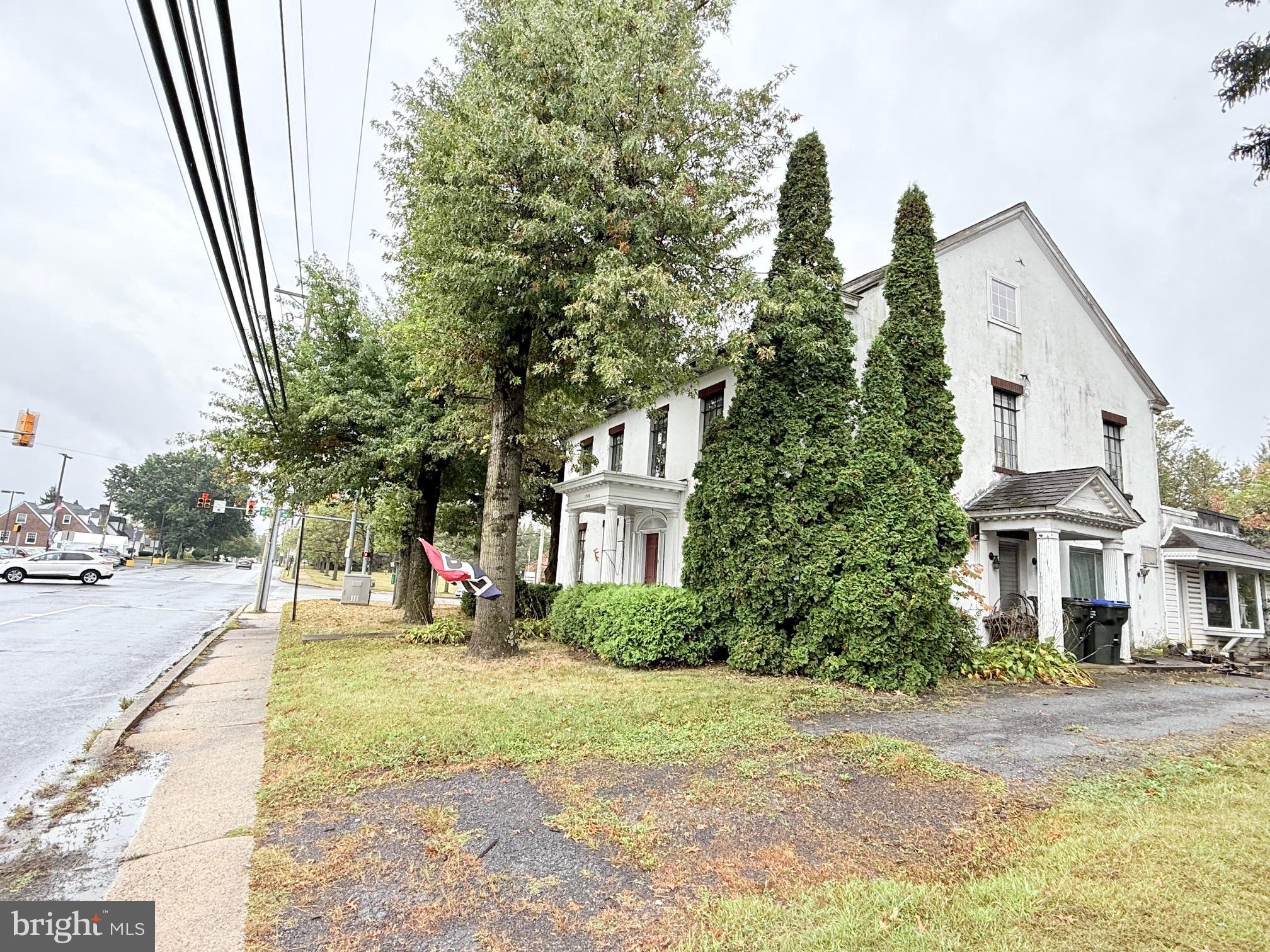 Main image without alt text