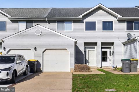 Townhouse For Sale - 8 O Rourke Court<br/> NEWARK, DE 19702