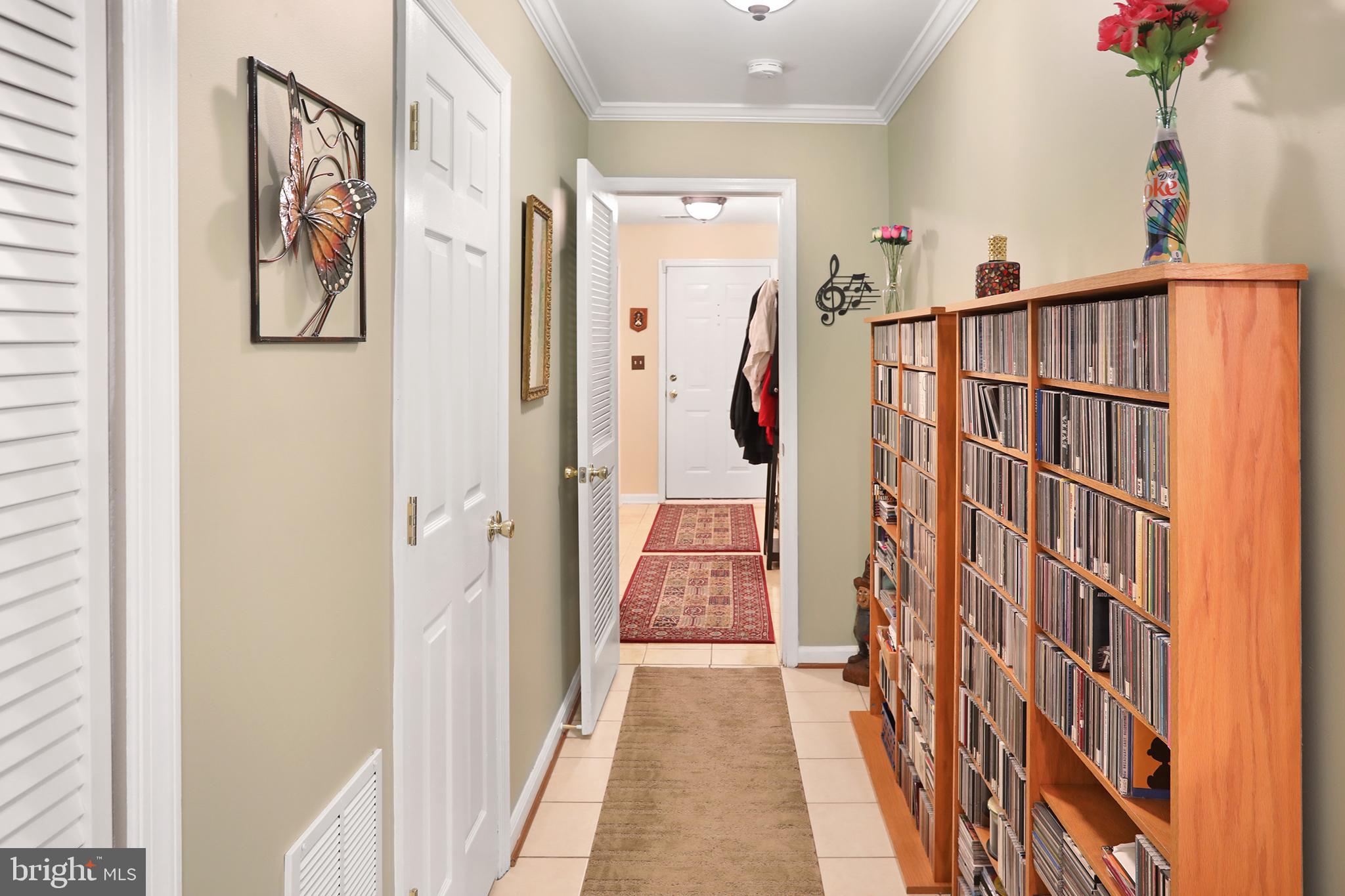 586 LILAC TERRACE NE