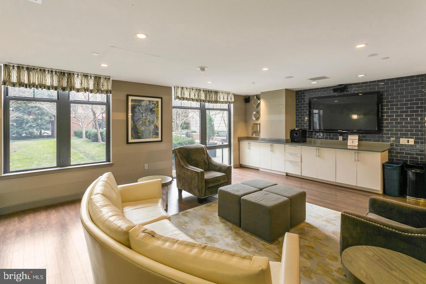 CLARENDON 1021 - Residential