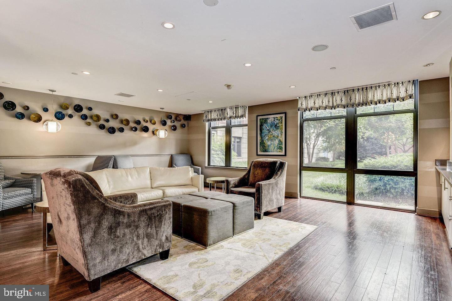 CLARENDON 1021 - Residential