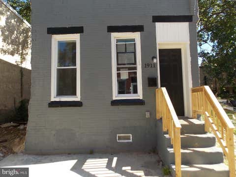 Townhouse For Sale - 1911 N Taylor Street<br/> PHILADELPHIA, PA 19121