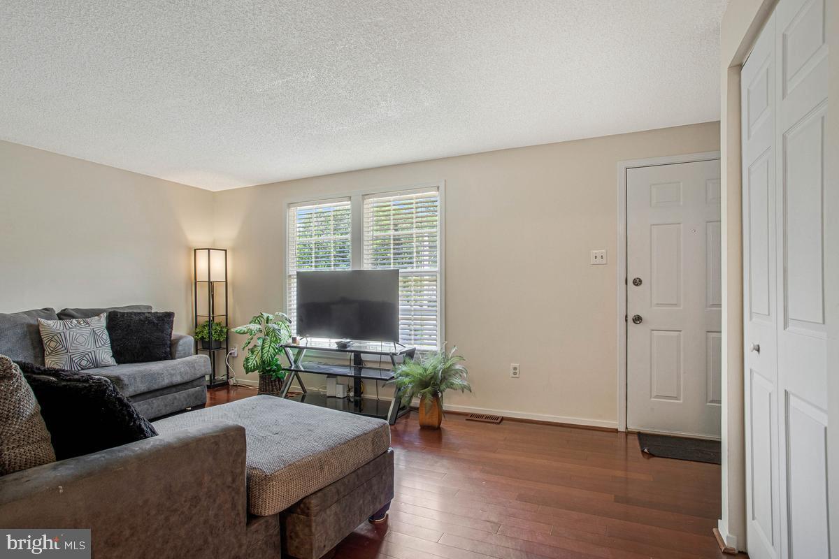 406 LAUREL DRIVE