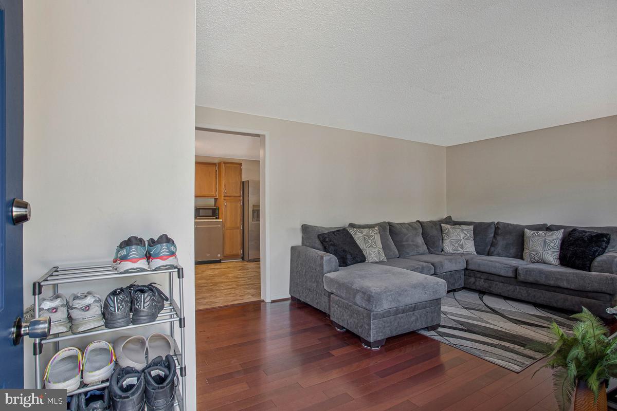 406 LAUREL DRIVE