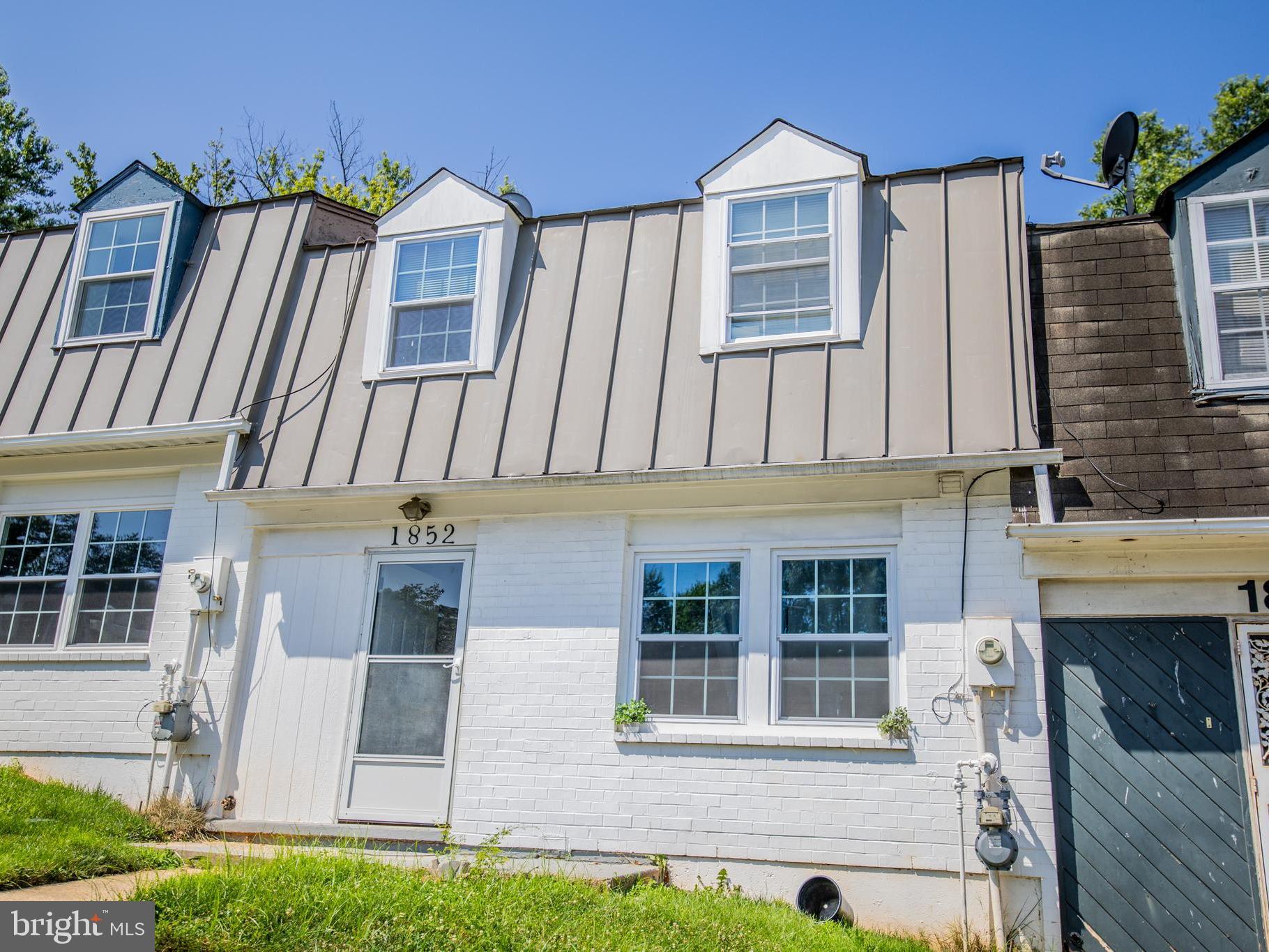 1852 VILLAGE GREEN DRIVE E-122